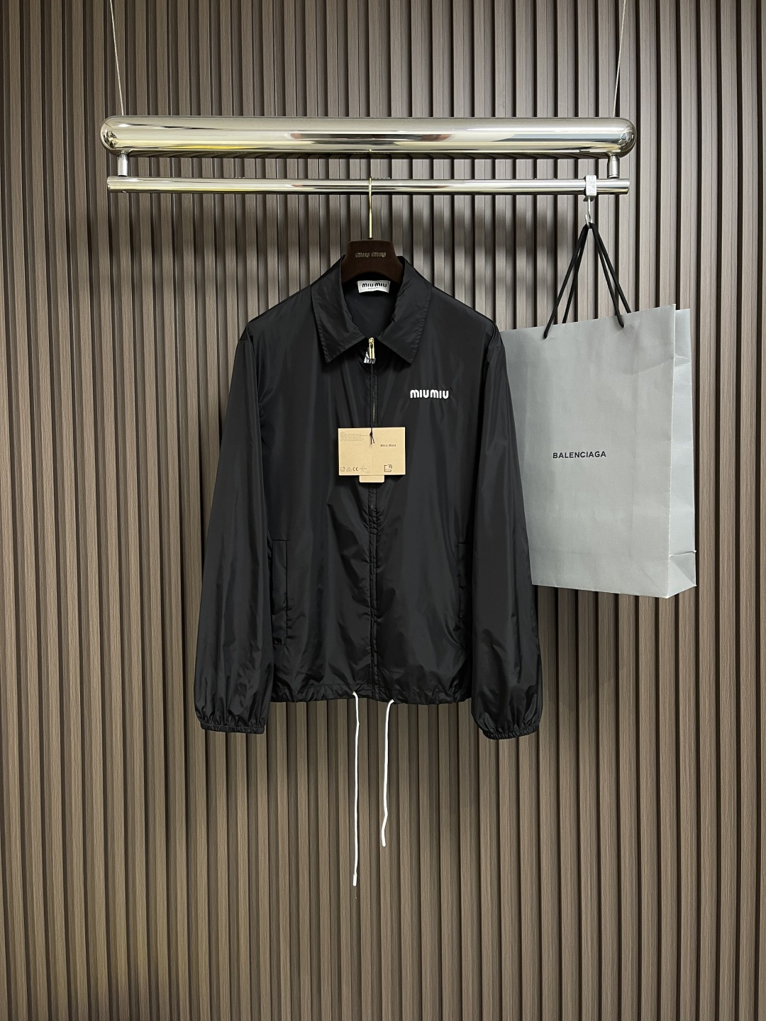 NO:120251,Miumiu nylon functional fabric jacket is made of nylon material. This fabric is lightweight, wear-resistant, waterproof and wind-proof, which is very suitable for outdoor activities or daily wear. This cleverly combines sports style with simple lines, which not only shows the vitality and freedom of decoration, but also makes the simplicity and elegance of fashionable clothing. Applying lapels on it not only retains the elegant temperament, but also adds a sense of layering. It makes it suitable for wearing formal wear, showing a capable professional image, and can also be matched with casual wear to create a casual and comfortable atmosphere. Embroidered logos decorate the embroidered logo, which not only highlights the brand's unique identity, but also adds texture and layering.  The Tanjima embroidery machine is used to restore the fineness of the logo. The waist design can adjust the tightness according to the personal figure, showing the wearer's body curve, which is both practical and beautiful. Size S-XL, miumiu, jackets & coats, jackets & coats, alexander wang19860909miumiu 尼龙功能性织物夹克外套,选用尼龙材质,这种面料具有轻便、耐磨、防水防风等特点,非常适合户外活动或日常穿着.这款巧妙地将运动风格与简洁线条相结合,既展现了饰的活力与自由,又不失时尚服饰的简洁大方.将翻领应用于上,既保留了的优雅气质,又为增添了层次感.使得既适合搭配正装穿着,展现出干练的职业形象,也能与休闲装搭配,营造出随性、自在的氛围.刺绣徽标装饰刺绣徽标作为点缀,既彰显了品牌的独特身份,又增加了的质感和层次感．采用田岛刺绣机 还原了徽标精细程度,束腰设计可以根据个人身材调节松紧度,展现出穿着者的身形曲线,既实用又美观.尺码S-XL,,miumiu,jackets & coats,jackets & coats,alexander wang,Men's clothing