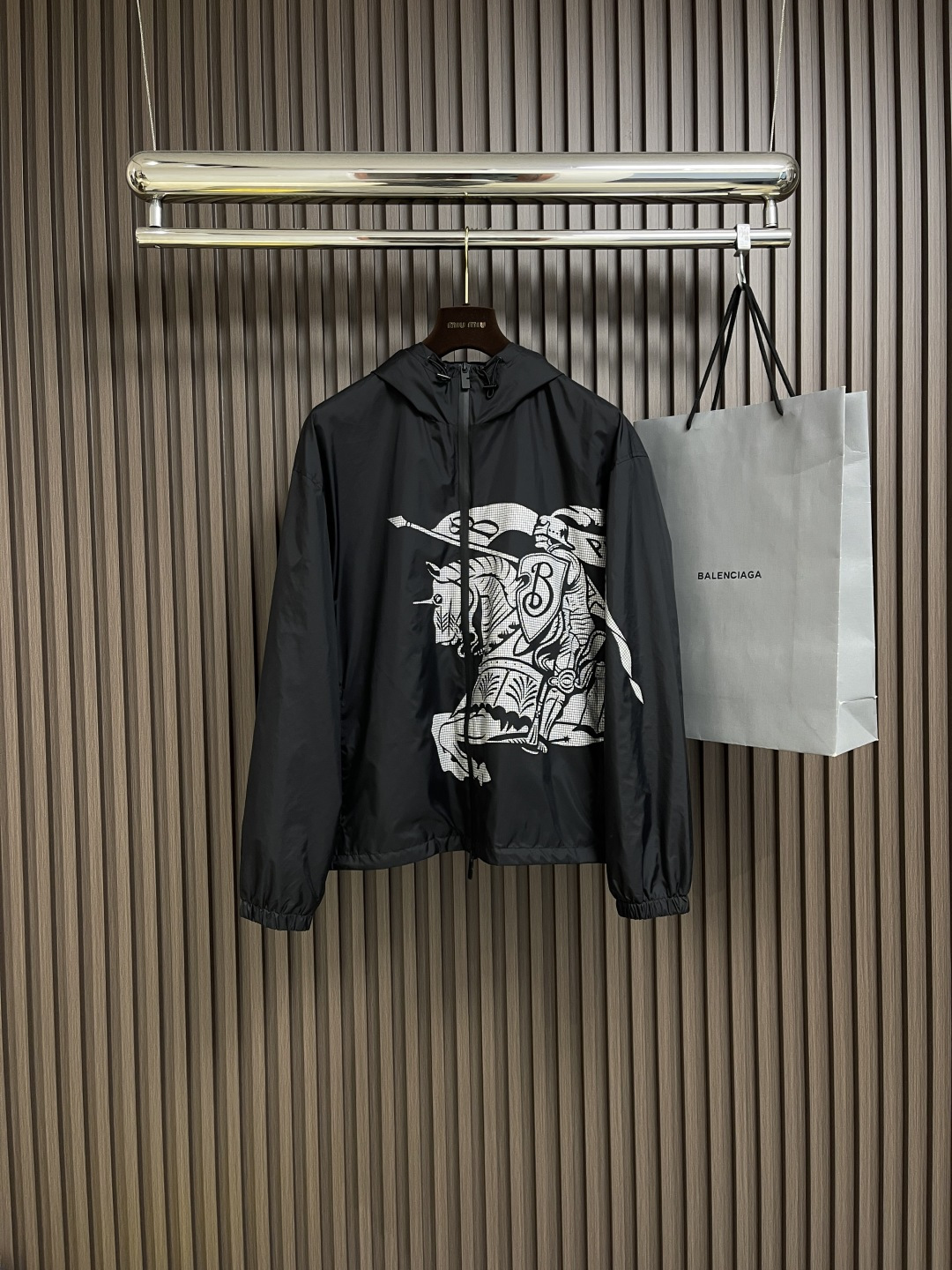 NO:120254,burberry Equestrian Knight logo nylon jacket, the fabric is made of high-quality nylon fabric, with lightness, wear resistance, wind and waterproof properties, and special waterproof coating treatment technology is used in the fabric treatment to enhance its waterproof performance. The equestrian Knight logo and b-shaped zipper head are decorated on the jacket through glue printing, highlighting the brand's characteristics. The printing treatment uses environmentally friendly and washable pigments to ensure that the print is lasting and bright. The overall wiring is straight and delicate, the fabric is comfortable and soft, and the color is consistent and there is no color difference. It can be matched with the same style to create a fashionable look, control various occasions, customize auxiliary materials, complete three standards, the same style for men and women!  Size S-XL, burberry, jackets & coats, jackets & coats, alexander wang19860909burberry 马术骑士徽标尼龙外套,面料由高品质的尼龙面料,具有轻盈、耐磨、防风防水等特性,在面料处理上,采用特殊的防水涂层处理技术,以增强其防水性能.通过胶浆印花将马术骑士徽标和b字型拉链头装饰在夹克上,彰显品牌特色.印花处理采用环保、耐洗的颜料,确保印花持久、鲜艳.整体走线平直细腻,面料舒适柔软,颜色一致无色差 能与同款搭配营造时尚造型,驾驭各种场合,定制辅料,三标齐全,男女同款！尺码S-XL,,burberry,jackets & coats,jackets & coats,alexander wang,Men's clothing