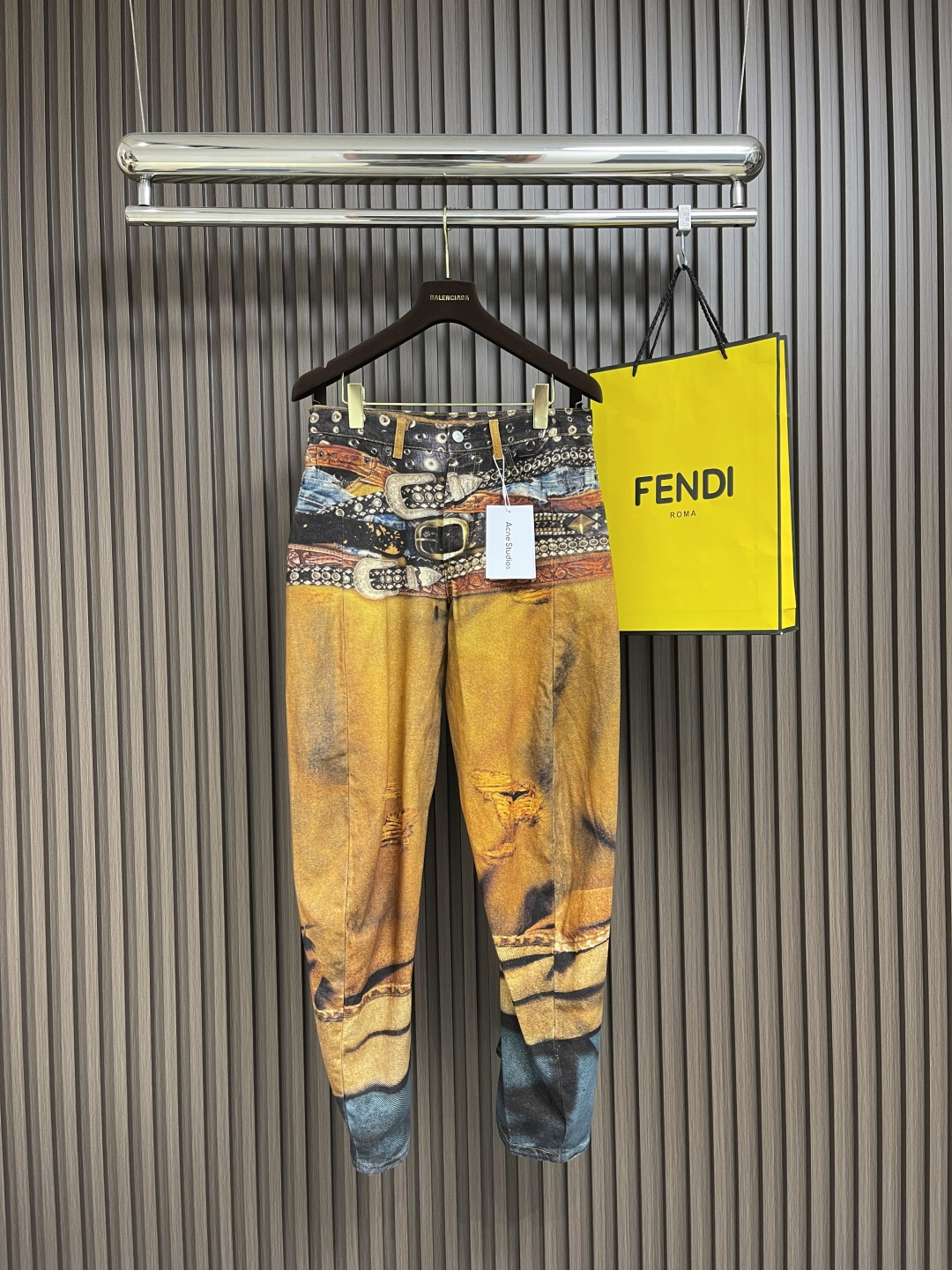 NO:120271,acne studios  3D three-dimensional printing multi-belt pattern denim trousers, fixed-woven canvas texture cotton fabric is thicker and harder than the previous chain printed trousers. It looks more three-dimensional with the 2006 scimitar pants, and the coloring effect is also very good. Let’s talk about the printing part, 3D printing cold transfer technology, and send it to scan and make documents as soon as possible after the edition is reached. A pair of pants must be divided into several areas for printing separately. Add the scimitar pattern, and the trousers must be spread out and spread out to make them. In comparison with the original version, it is slowly adjusted, including color, shape and other details, especially the waist belt tying was really debugged several times to achieve such a unique and realistic visual effect as a large product. The garment assembly also requires alignment splicing, and the scimitar pattern adds a lot of difficulty to the alignment. Each one has many hidden processes. Then pull the washing water and wash it softly to ensure three-dimensionality, and customize the complete set of auxiliary materials. Size 44-46-48-50  Counter code number Please report waist circumference by ordering, acne studios,dior,alexander wang19860909acne studios 3d立体打印多腰带图案牛仔长裤,定织帆布纹理全棉面料跟之前的链条打印裤面料比更加厚实硬挺,配合2006弯刀裤型显的更加立体,上色效果也很好,再说下打印部分,3d打印冷转移技术,到版之后第一时间送去扫描做文件,一条裤子要分成好几块区域单独做打印,加上弯刀的版型,还要把裤子摊开铺平去做,在对比着原版在慢慢做调整,包括颜色、形状等等细节的地方,特别是腰头的腰带捆束真的调试了好几次才能达到大货这样独特的逼真视觉效果,成衣组装还要对位拼接,弯刀版型又给对位增添不少难度,每一条都暗藏很多工序,之后拉去洗水一遍洗软且保证立体感,定制全套辅料.尺码44-46-48-50 专柜码数 下单请报腰围,,acne studios,dior,alexander wang,Men's clothing