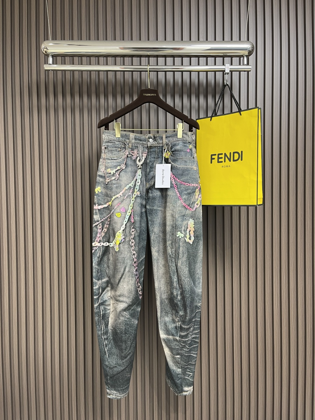 NO:120268,acne studios  3D printing chain printed jeans, using custom denim fabrics, the 3D printing series is a perfect fusion of technology and fashion, and is also a deep dialogue between craftsmanship and innovation. Each item starts with a design sketch, and after countless scrutiny and polishing, finally, through advanced 3D printing technology, the chain elements are accurately integrated into the texture of jeans. This craft not only breaks through the limitations of traditional garment, but also makes every chain seem to have life, jumping sharply with the rhythm of the body, and design inspiration  From a deep understanding of freedom and personality, the chain symbolizes connection and strength, while jeans are a symbol of classics and rebellion. Acne combines the two to create a piece that is both avant-garde and humane. Every detail is carefully considered. From the softness of the fabric to the fit of the chain, it is all in order to make the wearer feel unparalleled comfort and confidence. When wearing it, it seems that you can hear the light sound of the chain. It is your unique rhythm, and it is also a affectionate confession to fashion, customized accessories, the same style as men and women!  Size 42-44-46-48-50 Counter code number Please report waist circumference by ordering, acne studios,dior,jeans,alexander wang19860909acne studios 3d打印链条印花牛仔裤,采用定制丹宁牛仔布面料,3d打印系列是科技与时尚的完美融合,也是匠心与创新的深情对话,每一件单品都从一张设计草图开始,经过无数次推敲与打磨,最终通过先进的3d打印技术,将链条元素精准地融入牛仔裤的肌理中.这种工艺不仅突破了传统制衣的局限,更让每一条链条都仿佛有了生命,随着身体的律动而灵动跳跃,设计灵感源于对自由与个性的深刻理解,链条象征着连接与力量,而牛仔裤则是经典与叛逆的象征,acne将两者结合,创造出一种既前卫又充满人情味的单品,每一处细节都经过精心考量,从布料的柔软度到链条的贴合感,都为了让穿着者感受到无与伦比的舒适与自信.穿上它,仿佛能听见链条轻响,那是属于你的独特节奏,也是对时尚的深情告白,定制辅料,男女同款！尺码42-44-46-48-50 专柜码数 下单请报腰围,,acne studios,dior,jeans,alexander wang,Men's clothing