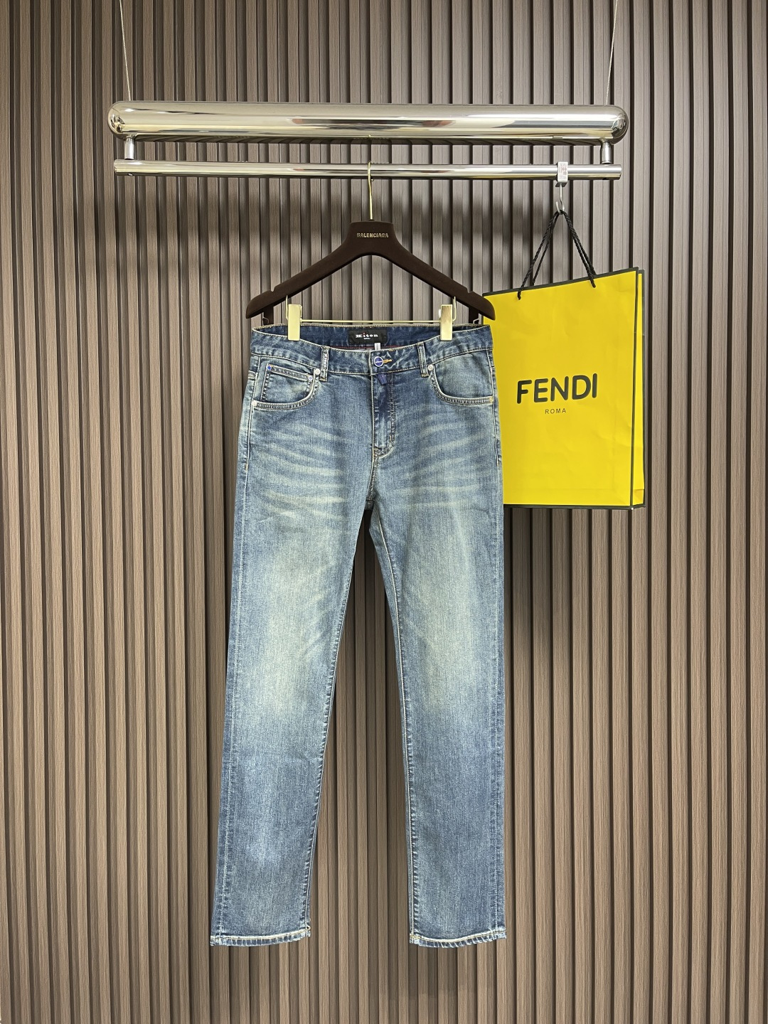 NO:120263,Kiton 2025SS is a very versatile style for commuting jeans, made of pure cotton fabrics, a solid color model that is easy to wear, and easy to match, short-sleeved styles, etc.!  It is skin-friendly and not stubborn. It is comfortable and has a proper sense of broadness and skin. It can be easily dealt with in daily casual occasions or at work!  Size 29-38 35 No 37, jeans, T-shirt,alexander wang19860909kiton 2025SS非常百搭通勤的一款牛仔裤,纯棉面料制作,好穿贵气又易于搭配的纯色款, 短袖等都可以轻松拿捏的造型搭配！贴身穿着亲肤不扎人,上身舒服兼具着适当的挺阔感和骨感,日常休闲场合或上班穿着都能轻松应对！尺码29-38 有35 无37,,jeans,T-shirt,alexander wang,Men's clothing