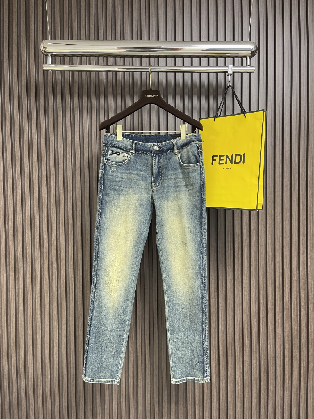 NO:120261,DG 2025SS early spring new men's straight jeans, the fabric has superior elasticity, strong bones and bones, no tightness on the upper body, excellent experience, wonderful, the metal accessories on the trousers are invincible in luxury, custom-made open mold engraving brand letter copper buckle metal style, each style needs to be customized independently, the cost and machine is expensive, and the metal accessories engraving electroplating is made of, the glossy SSS  level, the high level is shocking, demonstrating the extraordinary and superb craftsmanship, pleasing to the eye, while enriching the vision, it also greatly demonstrates the brand's sense of high quality, the details are handled in place, and the gold content is a magic pants!  The style is first-class, and the hip lifting is excellent in slimming. It can sweep the wardrobe with any top matching. It has extensive compatibility and is both business commuting and casual. It is satisfied with various daily outfits. It has a full upper body style, an invincible universal versatile pants, a must-have for fabric control and quality control. Size 29-38, 35, 37, Dolce & Gabbana, jeans, alexander wang19860909DG 2025SS早春新款男士直筒牛仔裤,面料自带优越的弹力,筋骨感很强,上身毫无紧绷感,体验感极好,妙不可言,裤身上面的金属辅件奢华感无敌,定制开模刻字品牌字母铜扣金属样式,每一个样式都需独立开模定制,造价成本机器昂贵,金属辅件刻字电镀打造制成,光泽感SSS 级别,水准之高令人震撼,彰显了非凡高超的匠心工艺,赏心悦目,在丰富视觉的同时也极大彰显了品牌的高级感,细节处理相当到位,含金量十足的一款神裤！版型剪裁一流,提臀修身显瘦效果极佳,可横扫衣橱任何的上装搭配,兼容性广泛,商务通勤休闲兼备,满足于日常各种穿搭,上身型款十足,无敌的万能百搭裤,面料控、品相控必入的一款神级裤王.尺码29-38 有35 无37,,Dolce&Gabbana,jeans,alexander wang,Men's clothing