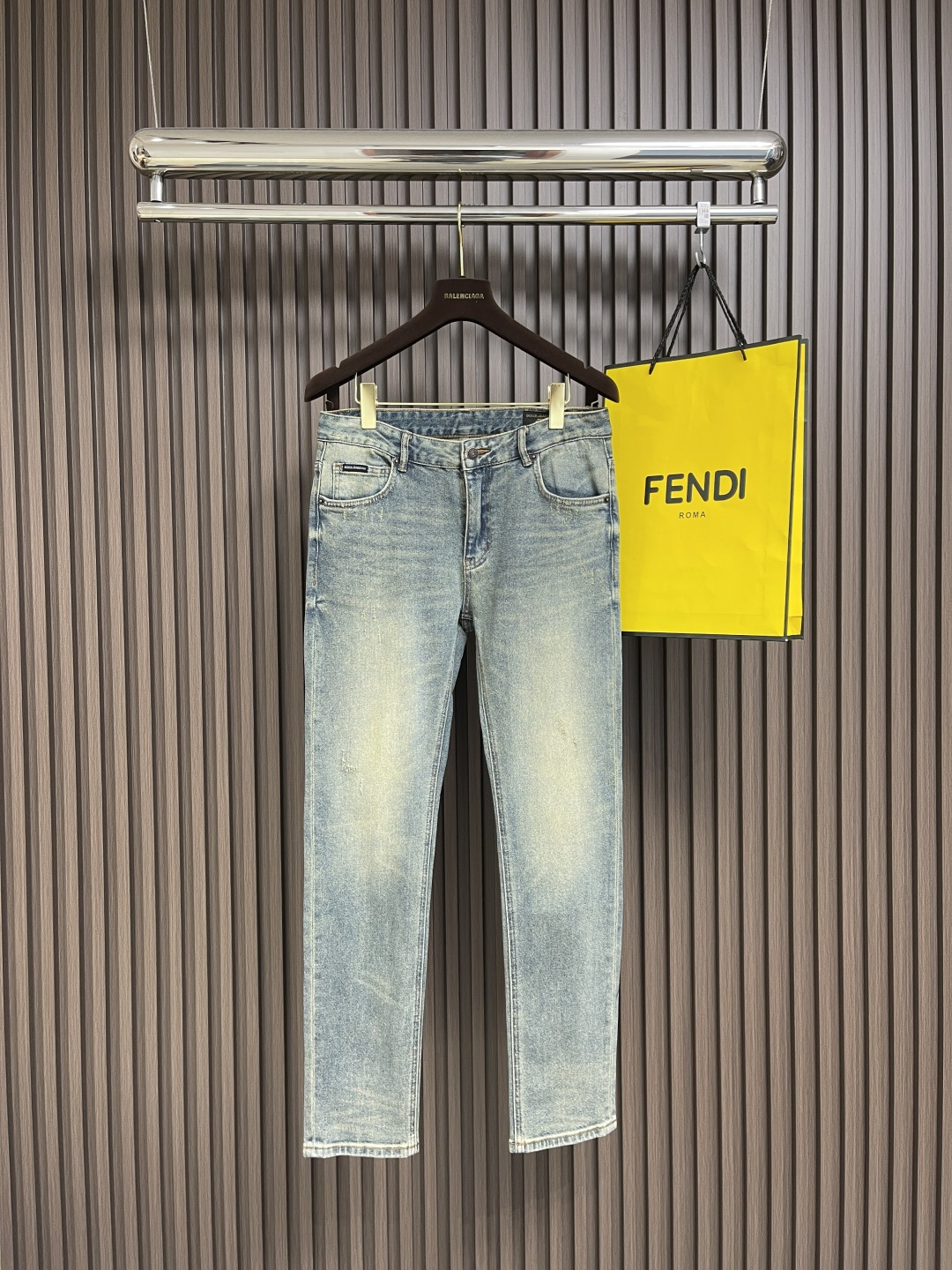 NO:120255,DG 2025ss Spring and Summer New Wash Men's Casual Jeans, a pair of jeans with a strong tone, are all fashionable and reincarnation, so for the denim category, such reincarnation is especially dense!  The jeans are made of imported daily denim denim cotton cloth, and are washed and ground into white with heavy industry, and have a super high appearance!  It is also not as comfortable as it is not as good as the fabric is soft and skin-friendly and elastic, and it also takes into account excellent sweat-relief and breathable properties, which can also be worn all year round!  The back pocket is full of recognition metal nameplate ornament and the details of the matte lacquered metal buttons engraved with words, which show the brand identity in a low-key and restrained manner!  Classic small straight jeans style cut, the upper body can modify all imperfect leg shapes, instantly pulling the identity into a golden ratio effect, which is very worthy of being included in men's wardrobe. Size 29-38 There are 35 No 37, Dolce & Gabbana, jeans, gold, alexander wang19860909DG 2025ss春夏新品水洗男士休闲牛仔裤,腔调感极强的一款牛仔裤,都是时尚是个轮回,那么于牛仔类别而言这样的轮回尤其密集！该牛仔裤采用客供进口日制丹宁牛仔棉布制成,重工水洗磨白,颜值度超级高！舒适度方面同样也不安下风,面料柔软亲肤有弹力,同时兼顾出色的排汗透气性,可兼顾一年四季穿着搭配！后兜充满辨识度的金属铭牌贴饰,以及刻有字样的哑光漆面金属纽扣细节,低调内敛的展现出品牌身份！经典小直筒牛仔裤版型剪裁,上身能够修饰所有不完美的腿型,瞬间将身份拉分成黄金比例效果,非常值得被收入男士的衣橱之中.尺码29-38 有35 无37,,Dolce&Gabbana,jeans,gold,alexander wang,Men's clothing