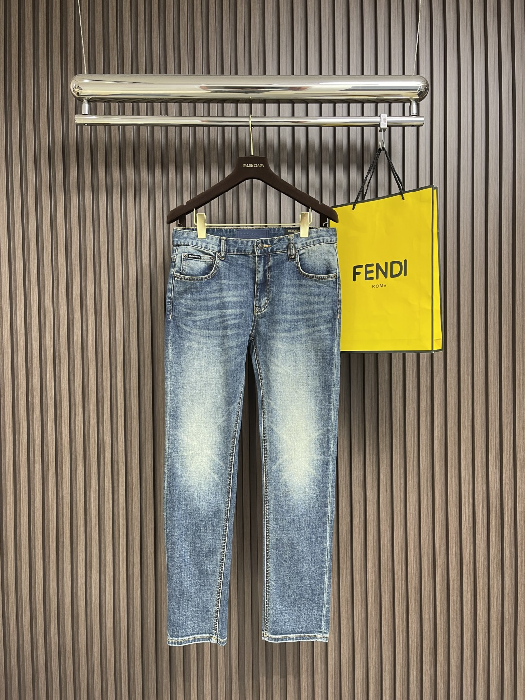 NO:120257,DG back bag logo jeans trousers, suitable for daily life and leisure. The denim fabrics used have been washed, polished and worn through multiple processes. The excellent style makes the trousers have a good upper body comfort. This is very important for jeans. The original hardware and accessories are very design-oriented, with full details and workmanship everywhere. Size 29-38 35 37, Dolce & Gabbana, jeans, alexander wang19860909DG 后袋品牌标识logo牛仔长裤,生活休闲日常皆宜.选用的牛仔布料全部经过多道工序洗水、打磨、做旧处理 极好的版型使的裤装有很好的上身舒适度,牛仔裤这点非常非常重要.客供原版五金辅料,极具设计感, 十足的细节、做工之处处到位尺码29-38 有35 无37,,Dolce&Gabbana,jeans,alexander wang,Men's clothing