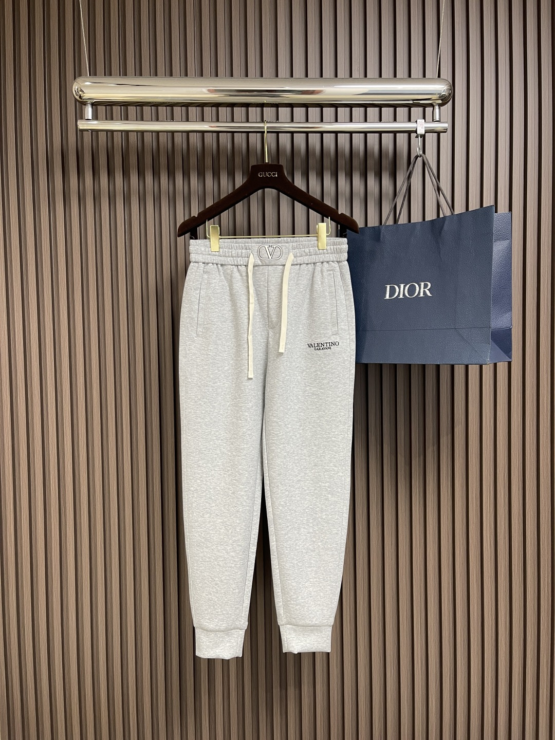 NO:120247,Valentino 2025SS spring and summer new casual pants, imported original elastic fabric, comfortable and elastic, original hardware and auxiliary decoration, super positive style, extremely high grade, full of vitality. Size M-3XL, valentino, alexander wang19860909Valentino 2025SS春夏新品休闲裤,进口原版弹力面料,舒适有弹性,原版五金辅料装饰,版型超正,档次极高,活力十足.尺码M-3XL,,valentino,alexander wang,Men's clothing