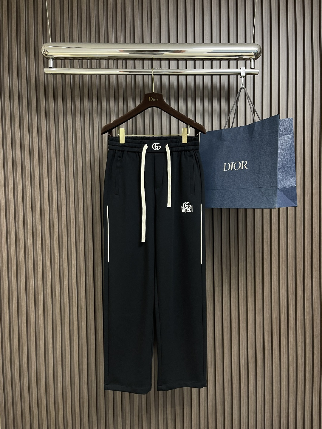 NO:120279,GUCCI 2025SS early spring letter logo embroidered terry cotton trousers, comfortable and breathable terry cotton. A couple's item with super high utilization rate, casual and fashionable and sporty style, moderate thickness. It can be worn in spring, autumn and winter!  The overall trousers are not too fancy, classic and trendy. The style is perfectly cut, which is a neat and stylish style, with exquisite and capable sports and leisure, size M-3XL, gucci, alexander wang19860909GUCCI 2025SS早春字母标识刺绣毛圈棉卫裤,舒适透气的毛圈棉.上身利用率超高的情侣款单品,休闲时髦兼具运动风格,厚落适中.春秋冬三季可穿！裤装整体没有太花哨的设计,经典又兼备新潮感style.版型裁剪完美,属于利落有型的款,精致干练的运动休闲感,尺码M-3XL,,gucci,alexander wang,Men's clothing