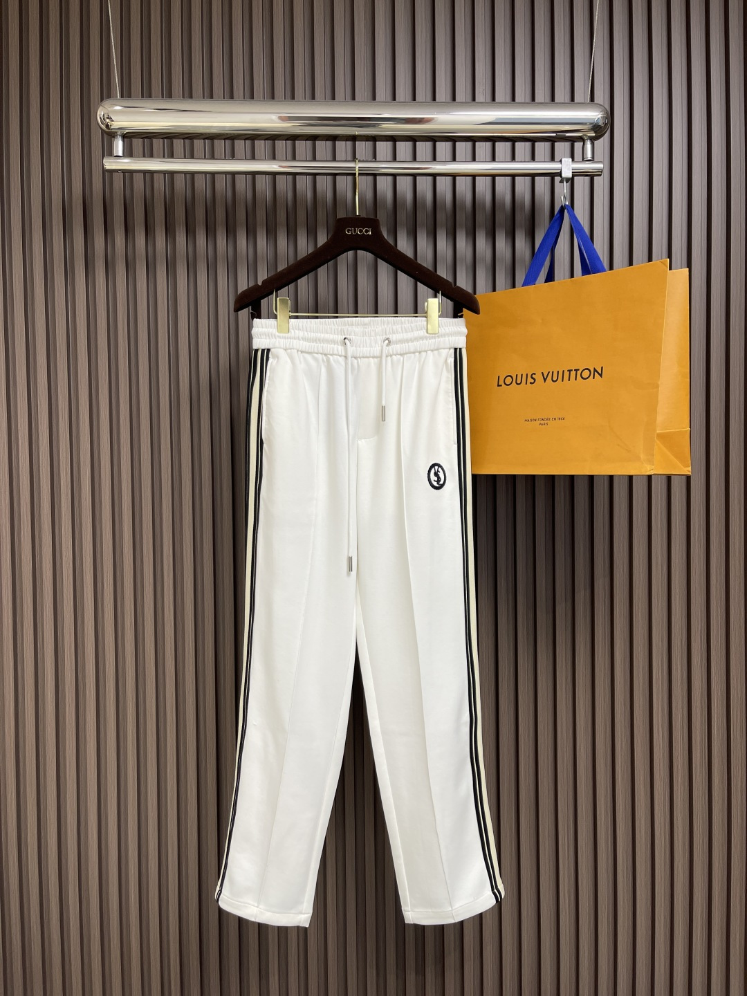 NO:120273,YSL 2025FW early spring new casual sleeves, in line with the aesthetic design of Saint Laurent fashion, perfectly blending and presenting the label elements. The new season's embroidery structure is implanted into the insertion bag, which is very high-end and luxurious, customer-supplied imported cotton, excellent skin-friendly, exquisite craftsmanship, adjustable elastic waist design, fashionable and casual, full of upper body tone, invincible style, and a versatile item with extremely high duplexing rate!  Size M-3XL, saint laurent, saint laurent, alexander wang19860909YSL 2025FW早春新款休闲卫裤,符合圣罗兰时装美学形态设计,将标签化元素完美融合并得到呈现,新一季刺绣结构形式植入到插袋处,非常高级奢华,客供进口棉质,亲肤性绝佳,工艺精湛尽显考究,可调节松紧腰设计,时髦且休闲感十足,上身腔调满格,版型无敌,复搭率极高的百搭单品！尺码M-3XL,,saint laurent,saint laurent,alexander wang,Men's clothing