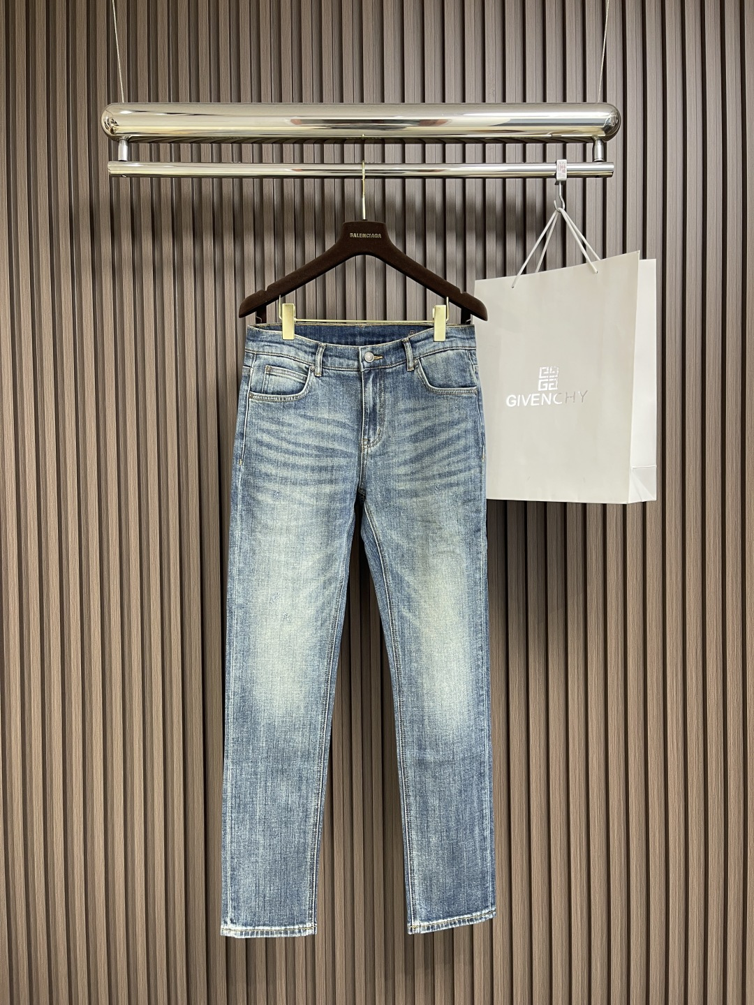 NO:120259,LP water-washed casual jeans with neat cuts visible to the naked eye, straight slim fit pants, fixed woven and dyed tannin fabric!  The line is compact and neat, the customer supplies customized hardware and logo engraving, classic placket zipper, five-pocket basic style, the upper body is not picky!  Size 29-38 There are 35 No 37, loro piana, jeans, alexander wang19860909LP 水洗休闲牛仔裤 肉眼可见的利落裁剪,直筒修身款裤型,定织定染丹宁布面！密实齐整走线,客供定制五金并有logo雕刻,经典门襟拉链,五口袋的基础款,上身不挑人！尺码29-38 有35 无37,,loro piana,jeans,alexander wang,Men's clothing