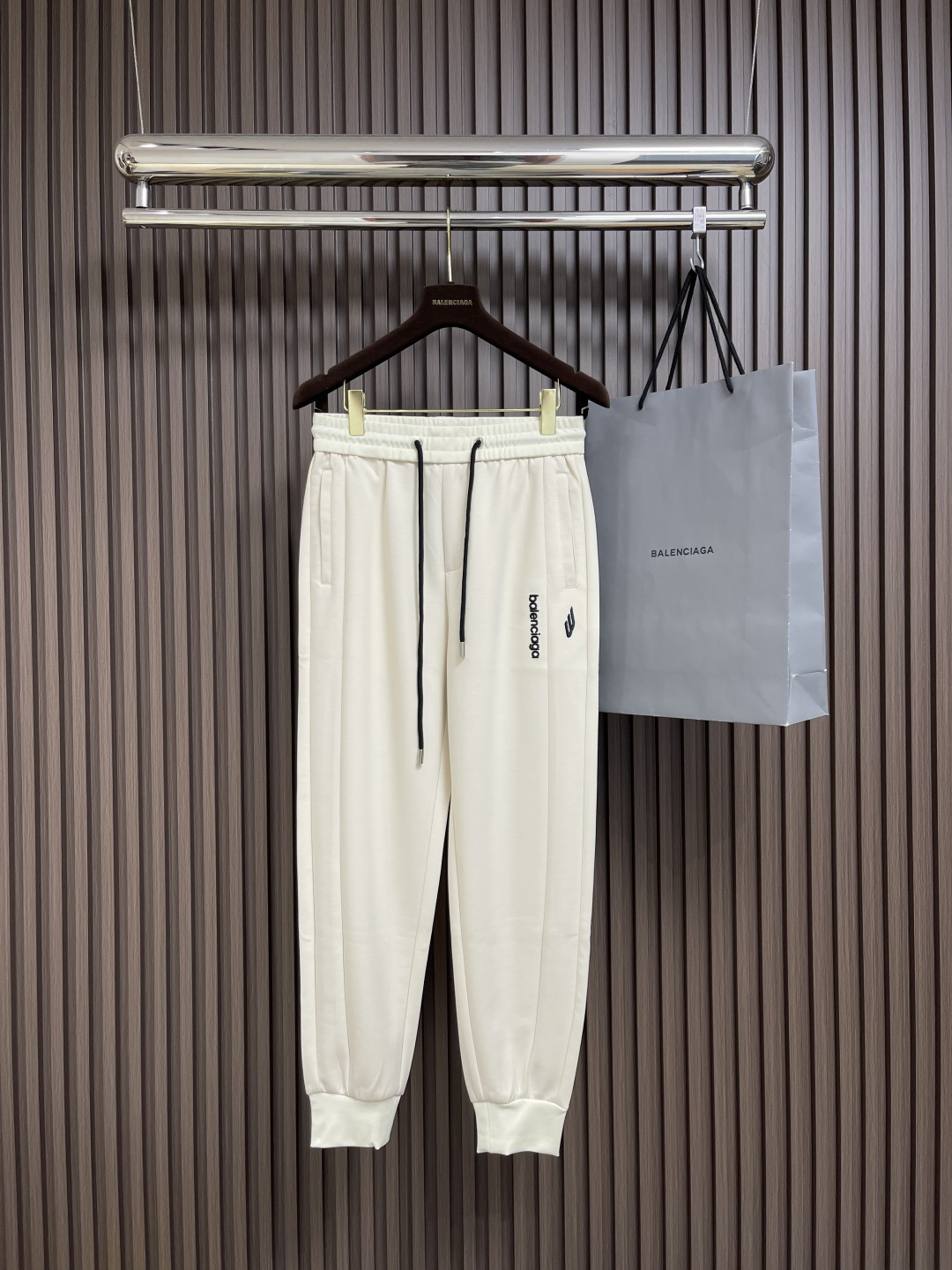 NO:120253,Balenciaga 2025ss early spring new casual pants, using customer-supplied sleeves fabric, small logo logo highlights the brand characteristics, waist pulling design adjusts the size at will, the pins are very fine, only imported machines can make it, the upper body is fashionable and generous, and it is easy to match with clothing. Size M-3XL, balenciaga, alexander wang19860909Balenciaga 2025ss早春新款休闲裤,采用客供卫裤面料,小标logo标志彰显品牌特征,腰部抽身设计随意调节大小,针脚非常细密只有进口机器才能制成,上身时尚大方极易搭配服饰.尺码M-3XL,,balenciaga,alexander wang,Men's clothing