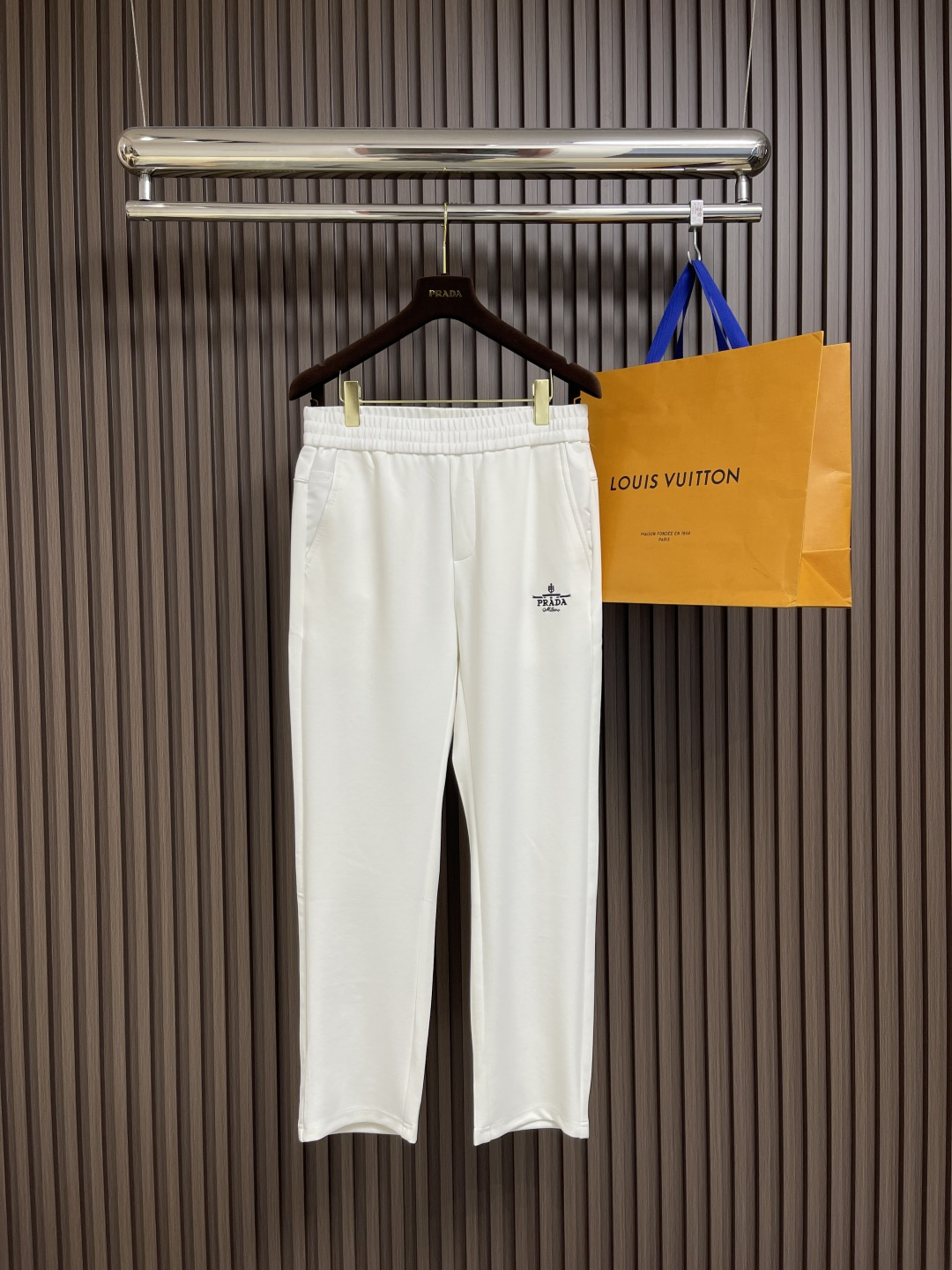 NO:120276,PRADA 2025SS embroidered logo sports and casual straight hoodies, customized original exclusive fabric, comfortable and breathable, elastic waist, double-sided socket pocket design!  A daily wear, multi-functional casual pants, all-in-one imported, with a full range of imported styles, comfortable and breathable upper body, casual and comfortable waist drawstring, excellent style, and a generous clean version design!  Essential items. Size M-3XL, prada, alexander wang19860909PRADA 2025SS刺绣logo运动休闲直筒卫裤、定制原版专属面料,面料舒适透气,松紧腰头,双侧插口袋设计！一款日常穿着,兼备多功能休闲裤走了潮范路线全线进口级别,上身舒适透气,腰部抽绳随性自在,版型极好,大气的干净版设计！必备单品.尺码M-3XL,,prada,alexander wang,Men's clothing