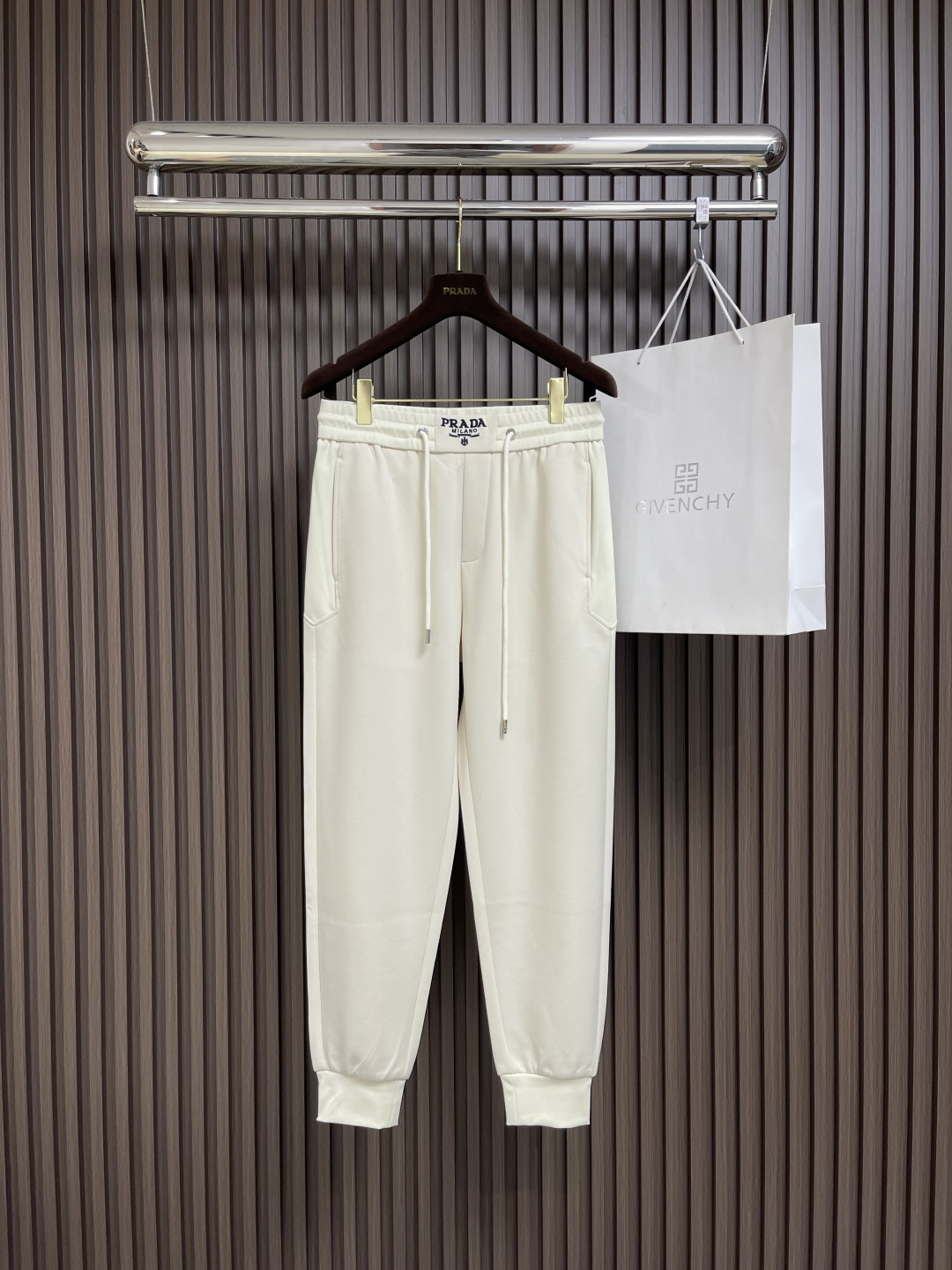 NO:120281,Prada 2025ss early spring new casual sleeves custom-made original fabric hardware. Classic triangle logo, fashionable and slim pants, slim and stylish, and super comfortable on the upper body!  Thin and soft, versatile and not picky!  Size M-3XL, prada, alexander wang19860909Prada 2025ss早春新款休闲卫裤 定制原版面料五金.经典三角标,时髦显瘦于一体的裤子,修身有型,上身超级舒适！轻薄柔软,百搭又不挑人！尺码M-3XL,,prada,alexander wang,Men's clothing