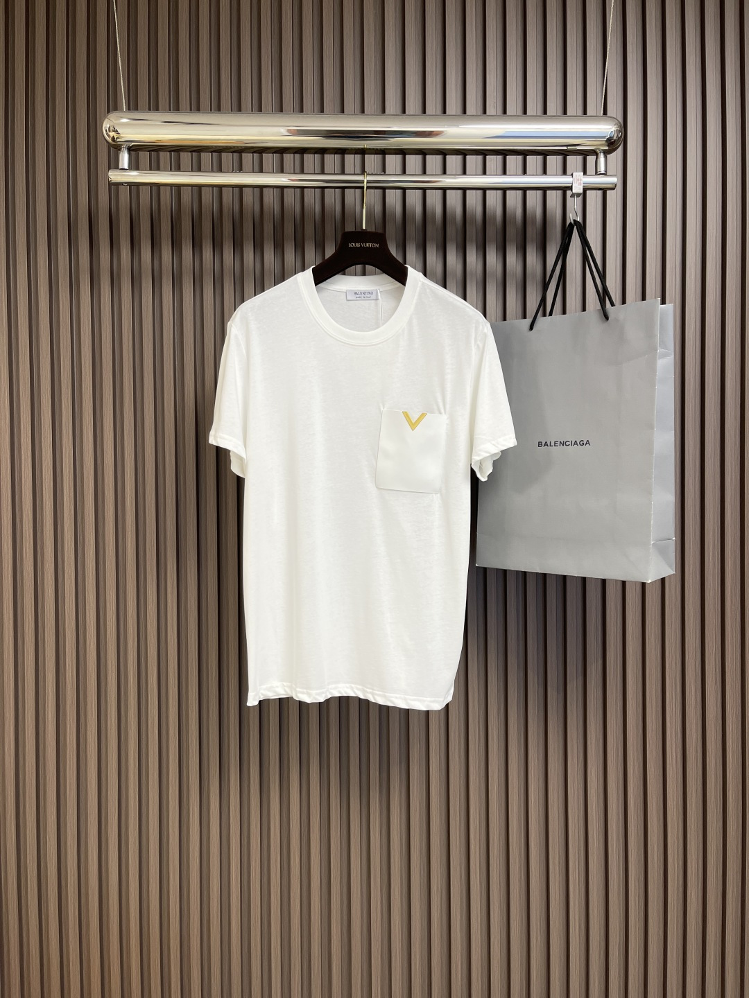 NO:120289,Valentino 2025SS early spring new short-sleeved T-shirt, creating a sense of fashion art, three-dimensional tailoring and slim fit, the upper body effect is very handsome, slightly highlighting the taste, the overall details can be compared, and the effect is very stylish and outstanding. The same style for men and women. Size S-XL, valentino, T-shirt, tees, t-shirt, alexander wang19860909valentino 2025SS早春新款短袖T恤,打造时装艺术感,立体剪裁修身版型,上身效果很帅气,微彰显品位,整体细节可以对比、效果非常有型个性出众.男女同款.尺码S-XL,,valentino,T-shirt,tees，t-shirt,alexander wang,Men's clothing