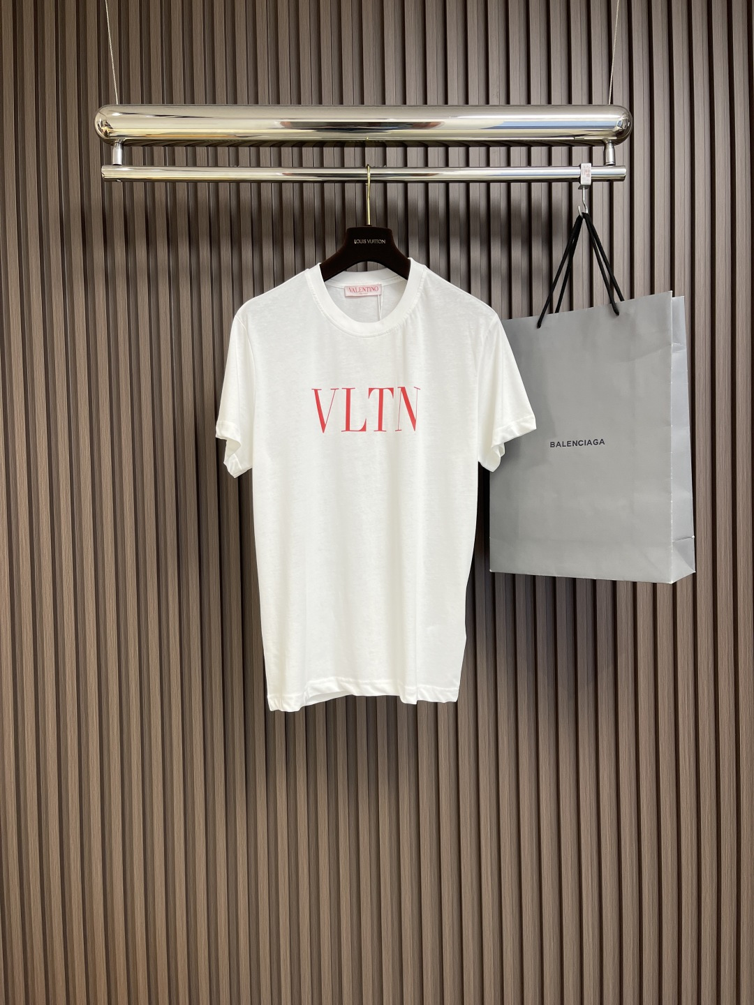 NO:120292,Valentino Valentino logo couple short-sleeved T-shirt is definitely the best versatile tee style in summer. The large V letter glue logo upgraded printing technology, and the contrasting color design further highlights the brand tone!  Customer-supplied knitted environmentally friendly cotton fabric, fabric with a very solid feel. This fabric is very straight, and a small figure can also support the hard and straight shape of the clothes. It is close to the body and skin-friendly and breathable, moisture-absorbing and sweating. There is also a semi-circular turtle back shape designed to better provide comfort on the upper body!  Size S-XL, valentino, valentino, T-shirt, tees, t-shirt, alexander wang19860909valentino 华伦天奴 滴胶logo情侣款短袖t恤 绝对是入夏最好的一款气质百搭款tee 大v字母滴胶logo升级款印花工艺,撞色设计更加突显出品牌调性！客供针织环保棉面料,手感非常扎实的面料 这种面料很挺,小个子身材也能撑起衣服的硬挺造型来 贴身亲肤透气,吸湿排汗 后背还设计有一块半圆的龟背造型 是为了更好提供上身的舒适度！尺码S-XL,,valentino,valentino,T-shirt,tees，t-shirt,alexander wang,Men's clothing