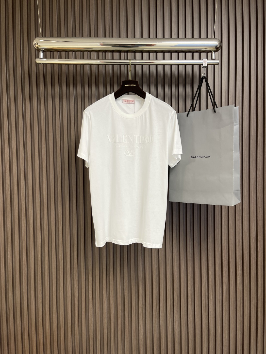 NO:120267,Valentino 2025SS offset logo cotton round neck pullover short-sleeved T-shirt, a limited-level high-end single product created by casual and versatile short-sleeved shirts for men and women, must-have for men and women!  Made of imported pure cotton fabrics, the fabric has an unparalleled silky feel and touch, skin-friendly, breathable and comfortable, and is very suitable for hot summer wear!  The body is decorated with elemental logo logos, and the craftsmanship is precise and three-dimensional and full. The casual and loose cut and ribbed round neck design can be matched with various outfits to create a fashionable matching look!  Size S-XL, valentino, T-shirt,tees, t-shirt,alexander wang19860909valentino 2025SS胶印logo棉质圆领套头短袖T恤,男女休闲百搭短袖衫创作的限量级高奢单品男女元素必入推荐！客供进口纯棉面料制作而成,面料拥有着无与伦比的丝滑手感与触感,着穿亲肤透气舒爽,非常适合酷热的夏日穿着！衣身饰以元素徽标logo点缀,工艺精准立体且饱满,休闲宽松的版型裁剪和罗纹圆领设计,可搭配各种装打造时尚的配套造型！尺码S-XL,,valentino,T-shirt,tees，t-shirt,alexander wang,Men's clothing