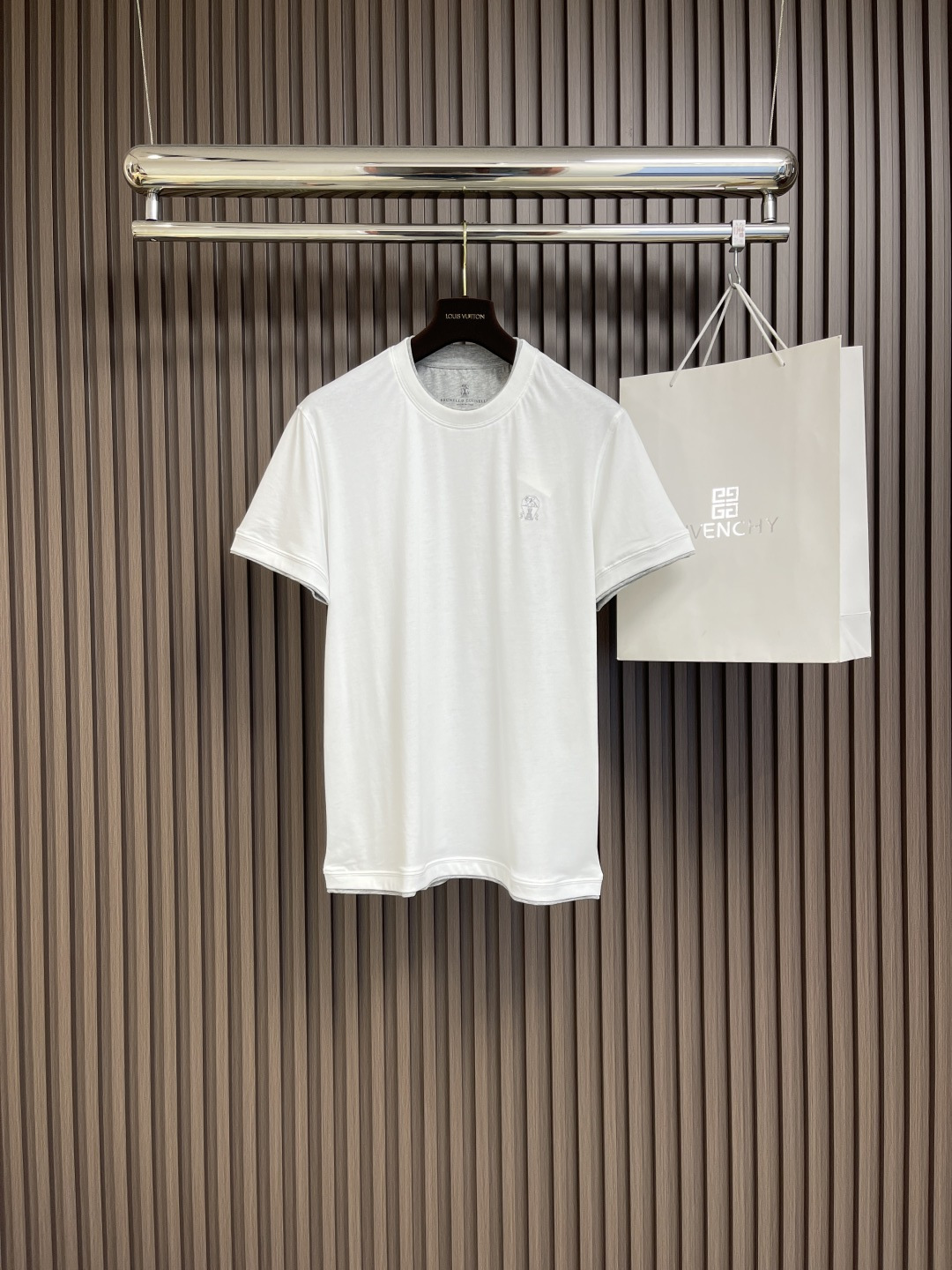 NO:120270,BC brunello cucinelli double-layer neckline fake two-piece cotton short-sleeved T-shirt, Italian bc spring and summer series, men and women short-sleeved T-shirt, smooth and bone-shaped round neck short-sleeved T-shirt for men, 93% cotton   7% nylon, the latest high-end fabric, double-sided skin-friendly long-sleeved cotton, the touch is particularly good, the front and back sides are the same touch, the cost of weaving is very expensive, the real Xinjiang selection of long-sleeved cotton, the fabric is added with wear-resistant elastic silk when weaving, making the fabric elastic, and the upper body is not rigid! It is especially resistant to washing and will not become wrinkled after a few times of machine washing! Imported embroidery thread perfectly matches the original dyed thread color system, with delicate stitching and first-class embroidery skills, BC classic embroidery logo decoration, while highlighting the brand style, and inheriting the fashion charm. Perfectly show your luxurious identity symbol, with a high level of awareness, increasing the overall sense of layering, making simple T-shirts rich immediately! !The very classic style, but the only difference is the most eye-catching one is the neckline, cuffs, and hem. It has changed the normal way to adopt a young fake two-piece splicing design. Whether it is base or single wear, it is very outstanding, and it is very unique and fashionable. Even the inner wear cannot cover up his appearance! The back of the collar turtle is made of two original fabrics, first combined, then laser cut, burrless edges, small round neck, solid color, slightly loose fit, fake two-piece design, the T-shirt is close to the chest or shoulder, outlining simple and capable lines. Size S-XL, brunello cucinelli, T-shirt, tees, t-shirt, alexander wang19860909BC brunello cucinelli 双层领口假两件设计棉质短袖t恤,意大利bc春夏系列,男女款短袖t恤,顺滑有筋骨男士纯色圆领短袖t恤,93％棉＋7％锦纶,最新研发高端面料,双面亲肤长绒棉,触感特别好,正面反面都是一样的触感,织布成本很贵,真正的新疆精选长绒棉,织布时候加了耐磨弹力丝使面料有弹力,上身不死板！特别耐洗,不会机洗几次就变得皱巴巴！进口绣线,和原厂染线色系完美契合,针脚细腻刺绣功底一等一的,bc经典刺绣徽标装饰,彰显着品牌格调的同时也传承了时尚魅力.完美彰品你的奢华身份象征,辦识度极高,增加了整体的层次感,让简单的t恤也可以立马变得丰富起来啦！!很经典的版型,但是唯一不同,最引人注目的就是领口、袖口、下摆,一改常态的采用年轻化的假两件拼接设计,无论是打底还是单穿都很出彩,很是个性时髦,即便是内搭也遮盖不住他的颜值！领子龟背采用两面原身面料先复合后激光裁剪、无毛边,小圆领,纯色系,略宽松版型的剪裁,假两件设计,t恤衫无论在胸部或肩部贴身合体,勾勒出简洁干练线条.尺码S-XL,,brunello cucinelli,T-shirt,tees，t-shirt,alexander wang,Men's clothing