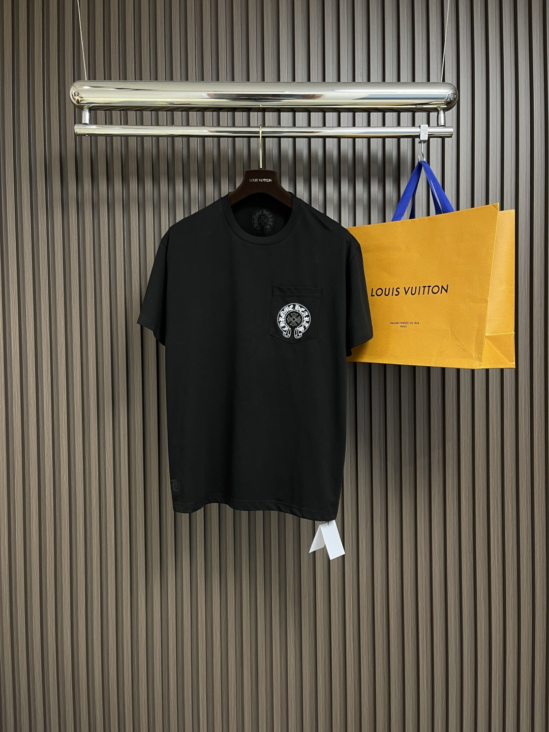 NO:120284,chrome hearts CH urban limited printed short-sleeved T-shirt, the fabric is made of 26 knitted 200 grams of cotton, ready-to-wear washing process, the printing adopts ink printing process   light glue process, the overall wiring is straight and delicate, the fabric is comfortable and soft, the color is consistent and there is no color difference. It can be matched with the same style to create a fashionable look, control various occasions, customize auxiliary materials, complete three standards, the same style for men and women!  Size S-M-L, chrome hearts, T-shirt,tees, t-shirt,alexander wang19860909chrome hearts CH 城市限定印花短袖T恤,面料采用26织200克全棉材质,成衣水洗工艺,印花采用油墨印花工艺＋光胶工艺,整体走线平直细腻,面料舒适柔软,颜色一致无色差 能与同款搭配营造时尚造型,驾驭各种场合,定制辅料,三标齐全,男女同款！尺码S-M-L,,chrome hearts,T-shirt,tees，t-shirt,alexander wang,Men's clothing