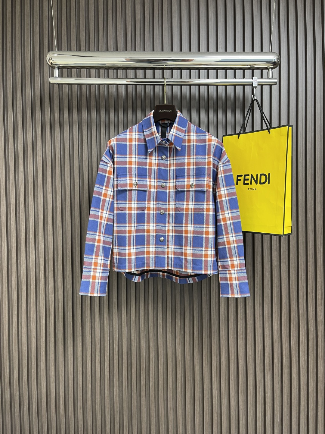 NO:120288,CH 2025fw Croxin new striped plaid spliced ​​silver button cardigan shirt, using fixed wool blend fabric, the fabric contains wool ingredients, the texture is very good, the plaid is all the alignment, each size is parallel, each plaid is parallel, not only does the fabric but also the labor-time details are very delicate, the sleeve logo printing uses a special slurry printing process, its characteristic is to use a high-performance glue to print to create a sense of layer on the printing pattern, the new yb molded auxiliary materials buttons and pocket silver jewelry is customized with silver plating material, which is consistent with yb button buttons and snaps. The oversized version is truly restored. Size S-XL, versace, chrome hearts, shirts, alexander wang19860909CH 2025fw克罗心新款条纹格子拼接银扣开衫衬衫,采用定织定染羊毛混纺面料面料是含有羊毛成分,质感非常好格子全部都是对位车线每个尺码每一处格子拼接处都是对位的不仅费布料还费工时细节非常精致袖子logo印花运用特种拉浆印花工艺其特点是使用具有叠高性能的胶浆来印花使印花图案上创造出一种层次感配套全新yb开模的辅料纽扣和口袋银饰是采用镀银foti材质定制开发与yb一致的袖口做纽扣按扣设计搭配宽松的 oversized版型做到真正意义上还原zg 尺码S-XL,,versace,chrome hearts,shirts,alexander wang,Men's clothing