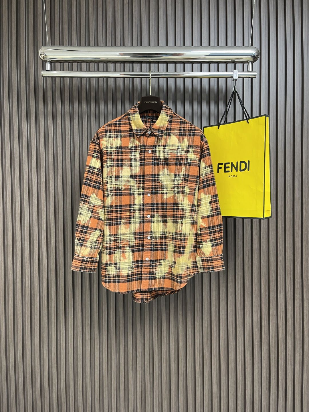 NO:120290,R13 tie-dye plaid long-sleeved lapel shirt, which uses customized cotton fabric, the fabric is washed many times, and the heavy work is made of aging gradient. The fabric is light and thin, and the shoulder-falling style is worn, the whole body of the garment is worn, fermented, lightly covered with aging color, and then the wool burning process is carried out. The overall effect is restored according to yb, the garment is dyed and washed and used for an old process. Then the chest is tie-dyeed, which shows a gradient effect with the lower half. The neckline, hem and cuffs are slightly worn and more in line with the overall tone. Customized auxiliary materials are complete, and the same style for men and women!  Size 46-48-50-52,,shirts,alexander wang19860909R13扎染格子长袖翻领衬衫,采用定制棉质面料,面料多次水洗,重工做旧渐变,面料较为轻薄,落肩版型,成衣全身磨破,酵洗,轻微套做旧颜色,再进行烧毛工艺,整体效果按照yb还原,成衣染色水洗做旧工艺,然后把胸前的部分做出扎染的感觉,与下半部分呈现了渐变的效果,领口、下摆与袖口少许磨破更加契合整体调性,定制辅料,三标齐全,男女同款！尺码46-48-50-52,,shirts,alexander wang,Men's clothing