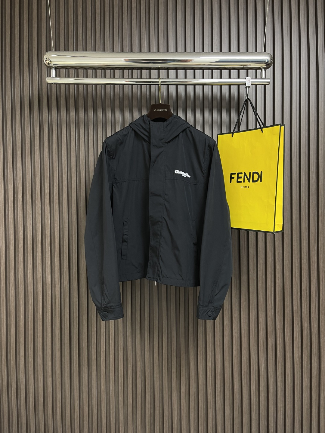 NO:120282,Dior luminous printed nylon hooded jacket jacket is made of customized technology nylon fabric. This fabric is very environmentally friendly and can reduce resource consumption and waste. At the same time, this kind of soft matte texture is high in strength, wear-resistant and durable, and is very easy to manage. The soft matte texture is woven with exclusive patented technology. It feels as smooth as silk, windproof and waterproof, and can be light enough to make you feel naked!  The ultra-abstract design style is delicate and comfortable to wear, and it is very light and not easy to wrinkle. The upper body is casual and stylish, with a certain degree of clarity, and it is definitely at the forefront of fashion!  Front and back luminous printing pattern design, special slurry printing process, wear resistance is 3 times higher than traditional screen printing!  Machine wash ten times still bright as new!  Because the material is light and thin, there will be no fluffy effect, and you won’t worry about looking fat. The elastic waist has no sense of restraint, whether static or dynamic, it can reflect the advantages of the layout without fancy and whistle. It is simple and elegant and elegant!  Customized zipper trademark, the overall wiring is straight and delicate, the fabric is comfortable and soft, the color is consistent and there is no color difference, which can be matched with the same style to create a fashionable look, and control various occasions, customize auxiliary materials, complete three standards, the same style for men and women!  Size 46-52, Dior, Jackets & coats, Jackets & coats, Hats, Alexander wang19860909Dior 发光印花尼龙连帽夹克外套,采用定制科技尼龙面料制作,这种面料非常环保,能减少资源消耗和废弃物；同时这种强度高,耐磨耐用,非常好打理,经独家专利技术织成的柔雾哑光肌理顶级尼龙.触感如丝绸般顺滑,防风防水还能轻盈到穿出裸感！超前卫设计风格细腻舒适穿着非常轻便不易起皱,上身休闲有型,有一定的挺括度,绝对走在时尚最尖端！前后发光印花图案设计,特种拉浆印花工艺,耐磨性比传统丝网印花提升3倍！机洗十次依旧鲜亮如新！因为材质轻薄所以不会出现蓬松效果更不担心显胖,松紧腰头没有束缚感不管静态还是动态都能体现版型优势没有花里胡哨,简简单单中尽显高级质感！定制拉链商标,整体走线平直细腻,面料舒适柔软,颜色一致无色差能与同款搭配营造时尚造型,驾驭各种场合,定制辅料,三标齐全,男女同款！尺码46-52,,dior,jackets & coats,jackets & coats,hats,alexander wang,Men's clothing