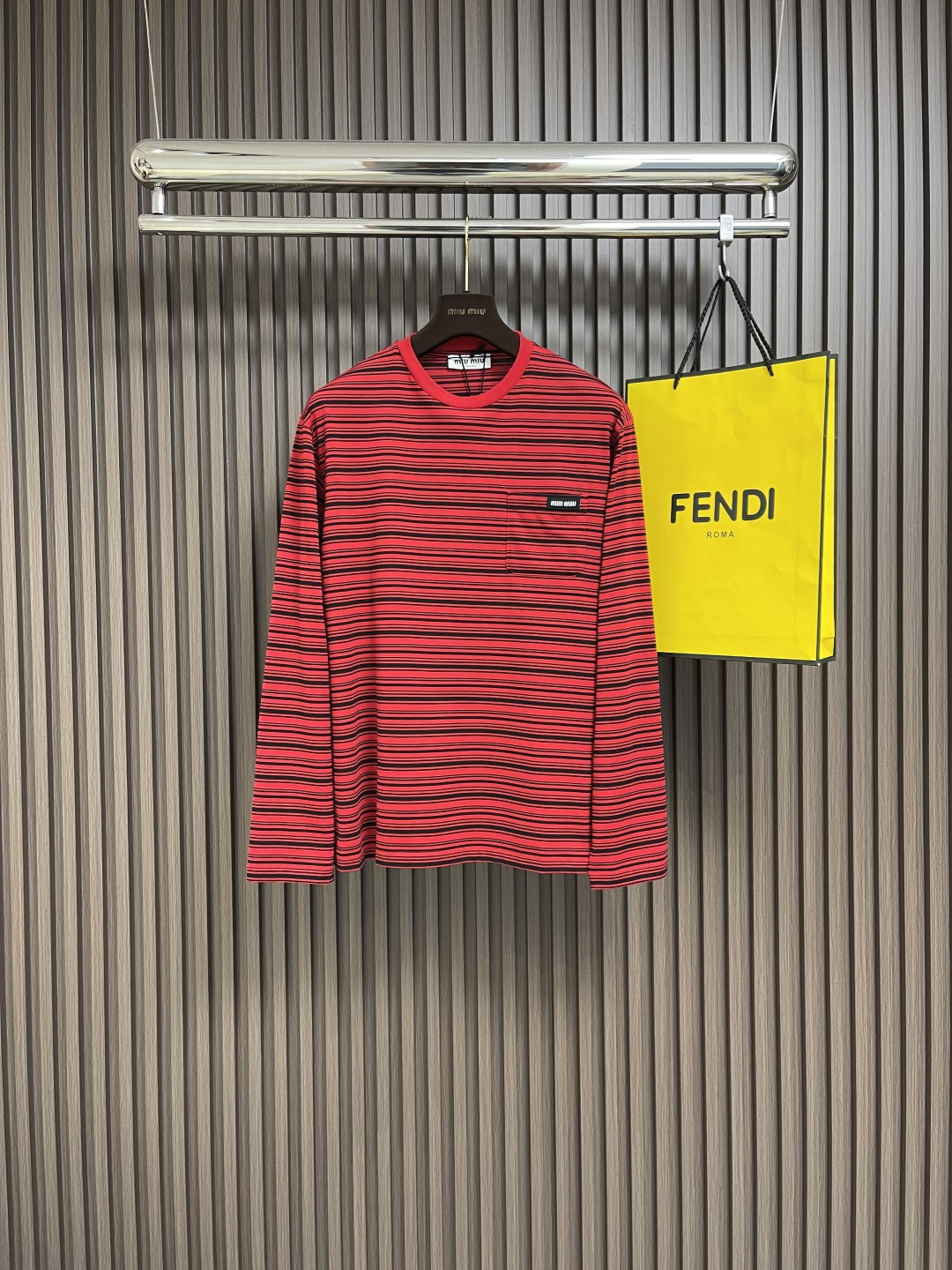 NO:120285,Miumiu striped contrasting long-sleeved T-shirt, custom-made luxury 60 double-strand high-density stripe material, chest pockets are decorated with brand logo as the finishing touch, ergonomic three-dimensional cutting. Grinding wheel grinding technology, fine craftsmanship of the edge of the clothing neckline, fine grinding and polishing of the neckline by using professional grinding wheel tools, making the edge of the neckline smooth and delicate texture. Handmade infrared line patch pockets, assisted by infrared technology, realize accurate positioning and marking of pocket positions, that is, retain the fineness and flexibility of hand sewing. Size S-XL,,miumiu,tees, t-shirt,alexander wang19860909miumiu 条纹撞色长袖T恤,定制奢华60支双股高密条纹料,胸前口袋饰以品牌标志作点睛之笔,人体学立体裁剪.砂轮打磨技术,处理衣物领口边缘的精细工艺,通过使用专业的砂轮工具对领口进行精细的磨削和打磨,使领口边缘变得光滑且具有细腻的纹理.手工红外线画线贴袋,以红外线技术为辅助,实现口袋位置的精准定位与标记,即保留了手工缝制的精细与灵活性.尺码S-XL,,miumiu,tees，t-shirt,alexander wang,Men's clothing