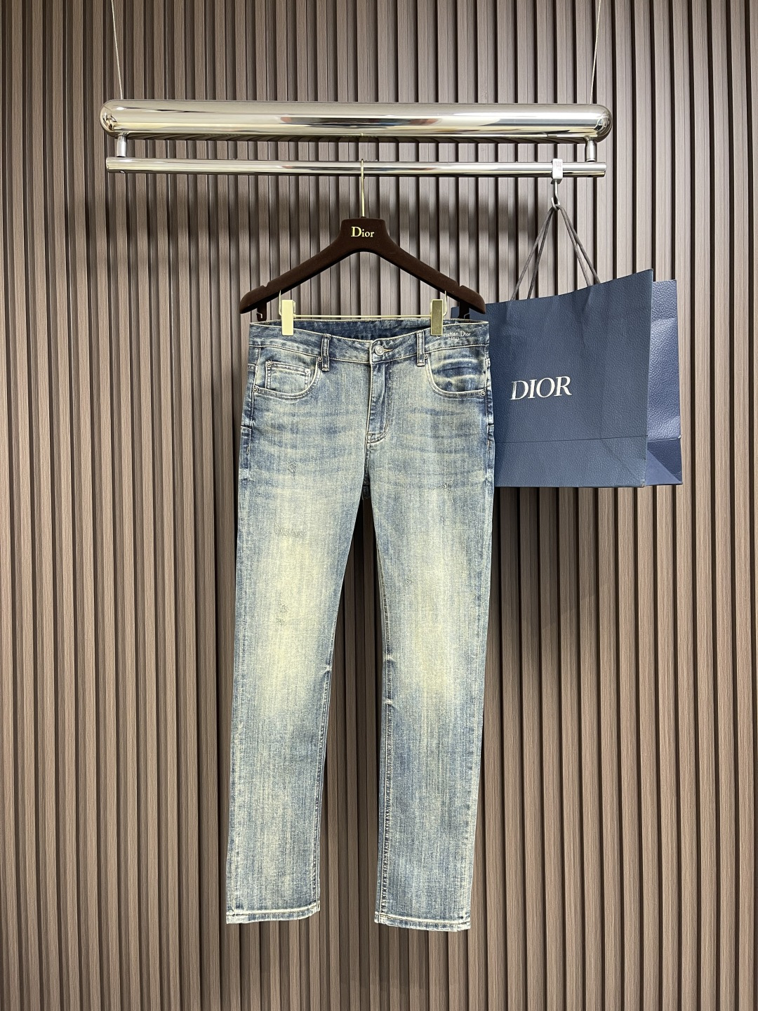 NO:121604,Dior new logo jeans imported Turkish pure cotton denim fabric. Beautiful color, breathable, slim fit. Micro-stretch fabric. Randomly versatile. Long-term washing and no deformation. The color will become more and more natural after years. The upper body effect is excellent. The elegant and elegant tailoring, the design is constantly innovating, but always maintains noble and elegant style and taste. The charm of fashion. The style is small straight and fashionable. Size 29-38 35 37,,dior,jeans,alexander wang19860909Dior 新款标识牛仔裤 进口土耳其纯棉牛仔牛面料 色泽靓丽,透气,修身版型 微弹力面料 随意百搭 久洗不变形 不变色 经过岁月流逝颜色会越来越自然 上身效果极佳.大方优雅的剪裁,设计不断创新却始终保持着高贵优雅的风格和品位 演绎时尚魅惑 版型小直筒 时尚佳品.尺码29-38 有35 无37,,dior,jeans,alexander wang,Men's clothing