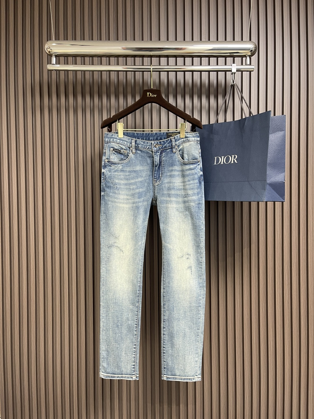 NO:121606,DG back bag logo jeans trousers, suitable for daily life and leisure. The denim fabrics used have been washed, polished and worn through multiple processes. The excellent style makes the trousers have a good upper body comfort. This is very important for jeans. Original hardware accessories are very design-oriented, full of details and workmanship. Size 29-38 35 37, Dolce & Gabbana, jeans, alexander wang19860909DG 后袋品牌标识logo牛仔长裤,生活休闲日常皆宜.选用的牛仔布料全部经过多道工序洗水、打磨、做旧处理 极好的版型使的裤装有很好的上身舒适度,牛仔裤这点非常非常重要.客供原版五金辅料,极具设计感, 十足的细节、做工之处处到位尺码29-38 有35 无37,,Dolce&Gabbana,jeans,alexander wang,Men's clothing