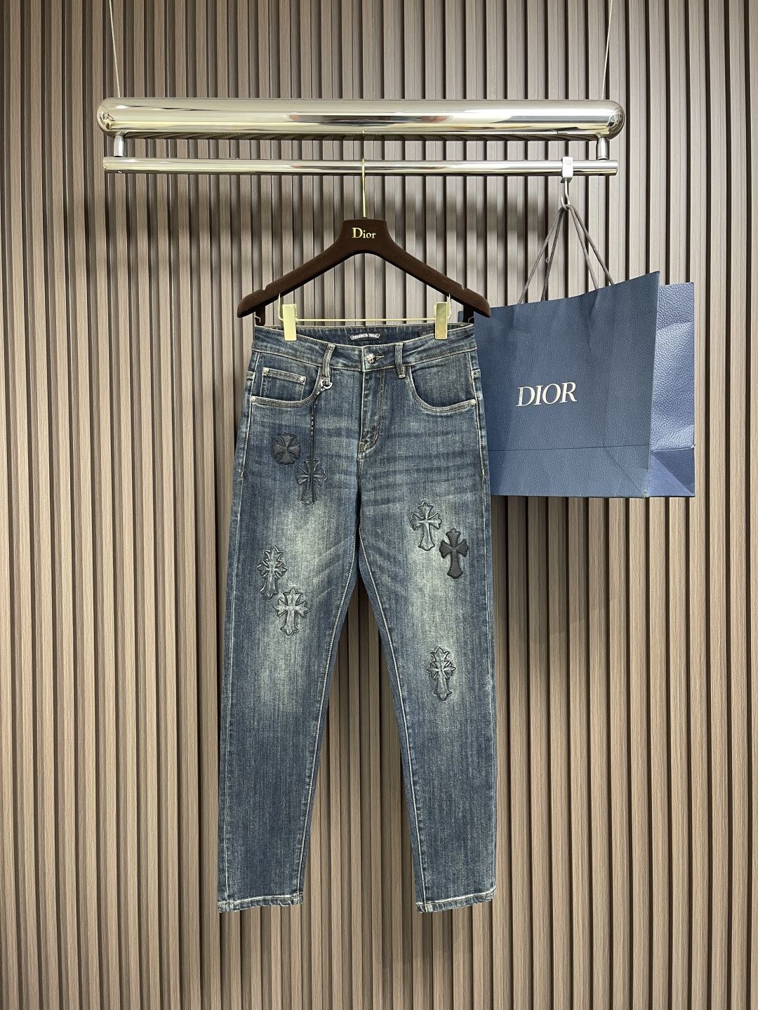 NO:120272,Chrome Hearts CH Croxin leather patchwork jeans, using customer-supplied fabrics, heavy-duty washing makes the upper body more textured, and the pants are upright!  The three-dimensional cut out pairs are amazing!  Customized hardware zp, thick fabric, soft after washing, good breathability, customized small leather label, unique design style, simple and elegant, exquisite workmanship, the whole pants are neatly lined and the details are in place!  Size 28-38 None 35 37, chrome hearts,chrome hearts,jeans,alexander wang19860909Chrome Hearts CH 克罗心拼皮贴皮牛仔裤,采用客供面料,重工水洗使面料上身更有质感,裤型挺拔！整裤立体裁剪版型绝绝子！五金zp定制,面料厚实经过水洗后柔软 透气性好 定制小皮标 别出心裁的设计款 细节到位简约大方,做工精湛,整条裤子走线整齐,细节到位！尺码28-38 无35 37,,chrome hearts,chrome hearts,jeans,alexander wang,Men's clothing