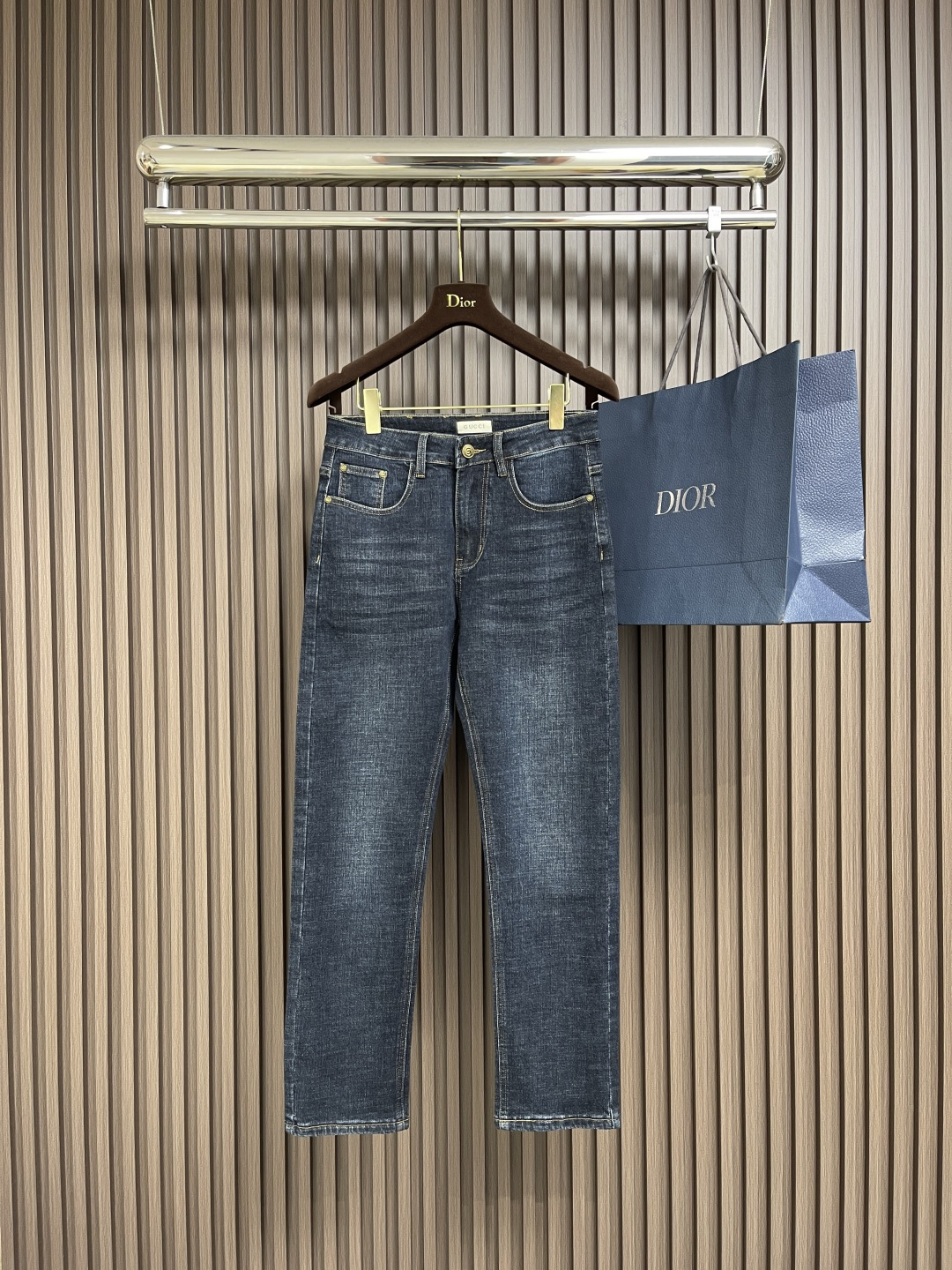NO:120275,GUCCI men's straight-leg casual jeans with modern and fashionable tailoring design, customer-friendly for Japanese denim plain cotton denim fabric woven production.  The top stone grinding washing process makes the texture reach the old flavor of the 1980s, soft, delicate, comfortable and breathable, and the color has a modern and fashionable vicissitudes.  The upper body is versatile and fashionable.  The fresh and natural colors reveal a classic and fashionable atmosphere all the time.  Professional selvedge technology with lock edge sewing sealing is neat and meticulous.  Classic five-pocket design.  Leather embossed logo   original metal buttons shine brightly, highlighting quality advantages. Size 29-40 35 No 37 39, Dolce & Gabbana, gucci, louis vuitton, jeans, alexander wang19860909GUCCI 男士直筒休闲牛仔裤 现代时尚的剪裁设计,客供日本denim平纹棉质牛仔面料梭织生产．顶尖的石磨水洗工艺让质感达到80年代的老味,柔软细腻舒适透气,色泽拥有现代时尚的沧桑感．上身百搭时尚．清新自然的色彩无时无刻不透露着经典时尚气息．专业的selvedge工艺锁边缝纫封锁工整细致．经典的五口袋设计．皮革压纹标识＋原厂金属钮扣绽放光亮,凸显品质优势.尺码29-40 有35 无37 39,,Dolce&Gabbana,gucci,louis vuitton,jeans,alexander wang,Men's clothing