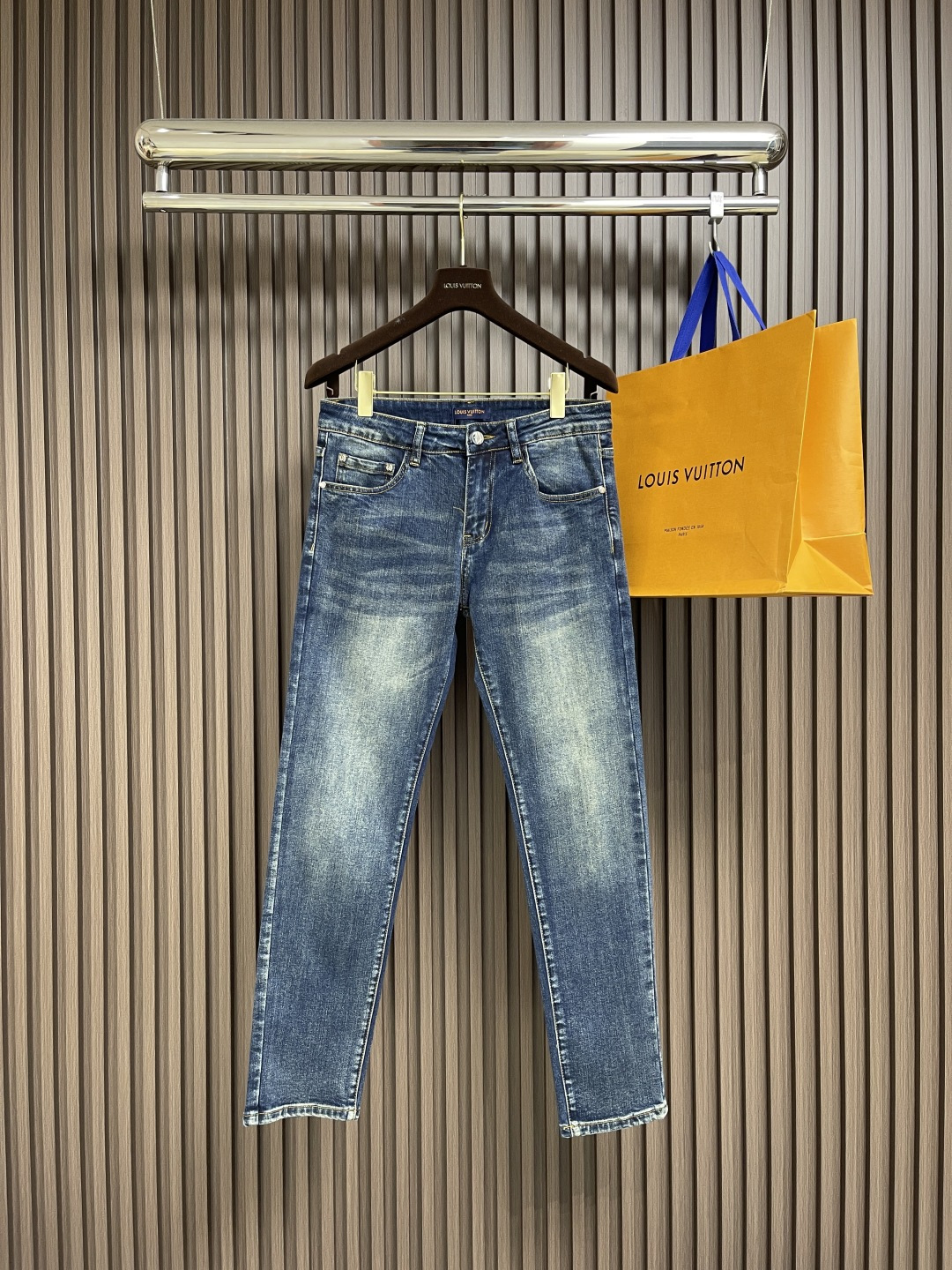 NO:120295,LV 2025SS new rear bag logo jeans, foreign trade order. Original hardware accessories, fine workmanship details, fermentation grinding and rinsing water process, selected high-quality Danny denim fabric. Size 28-38 No 35 37,,louis vuitton,jeans,alexander wang19860909LV 2025SS新款后袋标识牛仔裤,外贸定单.原版五金辅料,做工细节车线相当好,酵磨漂洗水工艺,精选优质丹尼牛仔布面料.尺码28-38 无35 37,,louis vuitton,jeans,alexander wang,Men's clothing