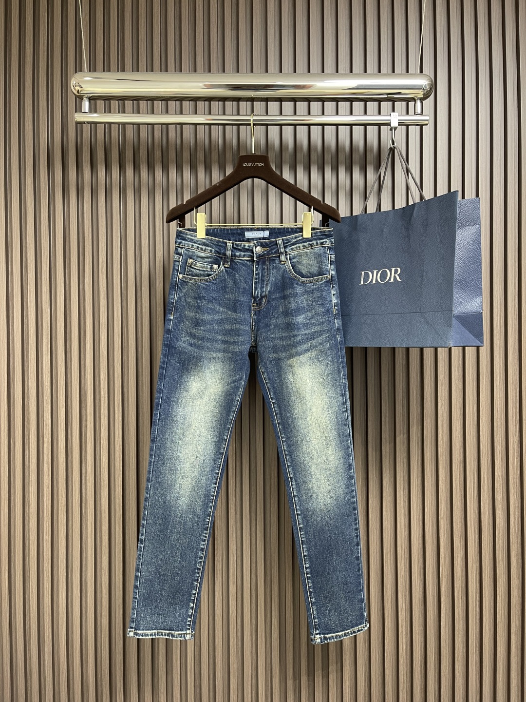 NO:120269,prada triangle-shaped pocket jeans, classic five-bag pants, customer-supplied tannin, thin material and soft texture, extremely slight elasticity in horizontal direction, moderately washed, light denim blue, very clean and solid color!  It is matched with a light-colored top. It can create a fashionable look with the same style, control various occasions, customize auxiliary materials, complete three standards, the same style for men and women!  Size 28-38 None 35 37,,prada,jeans,alexander wang19860909prada 三角标口袋牛仔裤,经典的五袋裤,客供的丹宁,料薄且质软,横向极微弹力,中度水洗,浅浅的牛仔蓝,非常干净纯色！跟浅色上衣配一脸.能与同款搭配营造时尚造型,驾驭各种场合,定制辅料,三标齐全,男女同款！尺码28-38 无35 37,,prada,jeans,alexander wang,Men's clothing