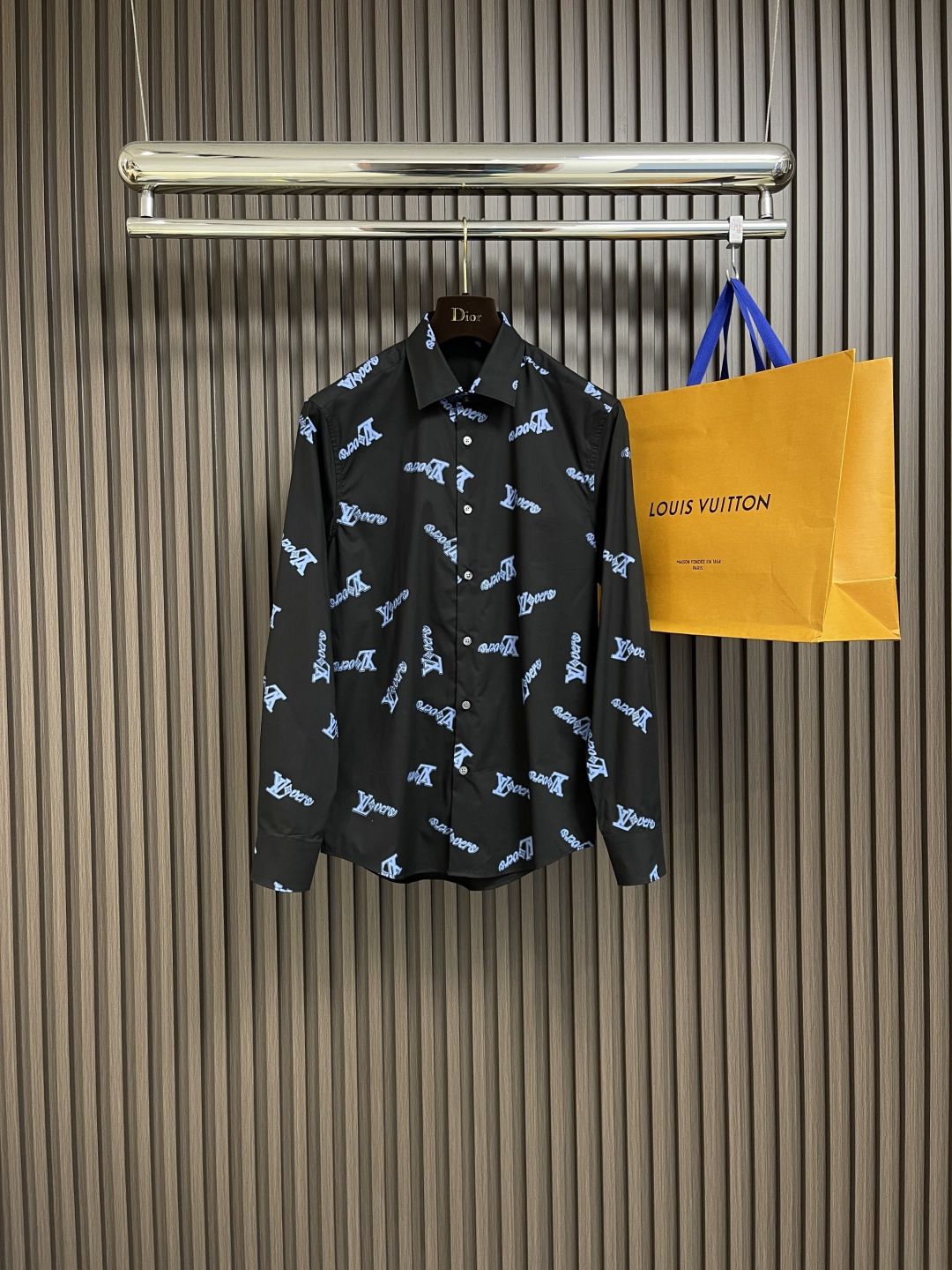 NO:121610,LV 2025fw Show full-print logo barrage long-sleeved shirt, the fabric is made of fixed weaving and the original feel, and high-quality pure cotton fabric!  Classic logo collection, printed environmentally friendly color fixing treatment, anti-shrinkage treatment!  Overall size is large, custom buttons and accessories, quality can be seen at the naked eye. Size S-XXL S S S width 46 bust 102 Clothes length 76 Sleeve length 64 M Sleeve width 47 bust 106 Clothes length 77 Sleeve length 65 L Sleeve width 48 Clothes length 110 Clothes length 78 Sleeve length 66 XL Sleeve width 49 bust 114 Clothes length 79 Sleeve length 67 XXL Sleeve width 50 bust 118 Clothes length 80 Sleeve length 68,,louis vuitton,shirts,alexander wang19860909LV 2025fw 秀款满印logo弹幕长袖衬衫,面料采用定织与原版手感一致,高质感纯棉面料！经典logo大集合 印花环保固色处理,防缩处理！整体版型偏大 定制纽扣与辅料,品质肉眼可见.尺码S-XXL S码肩宽46胸围102 衣长76 袖长64 M码肩宽47胸围106 衣长77 袖长65 L码肩宽48 胸围110 衣长78 袖长66 XL码肩宽49胸围114 衣长79 袖长67 XXL码肩宽50 胸围118 衣长80 袖长68,,louis vuitton,shirts,alexander wang,Men's clothing