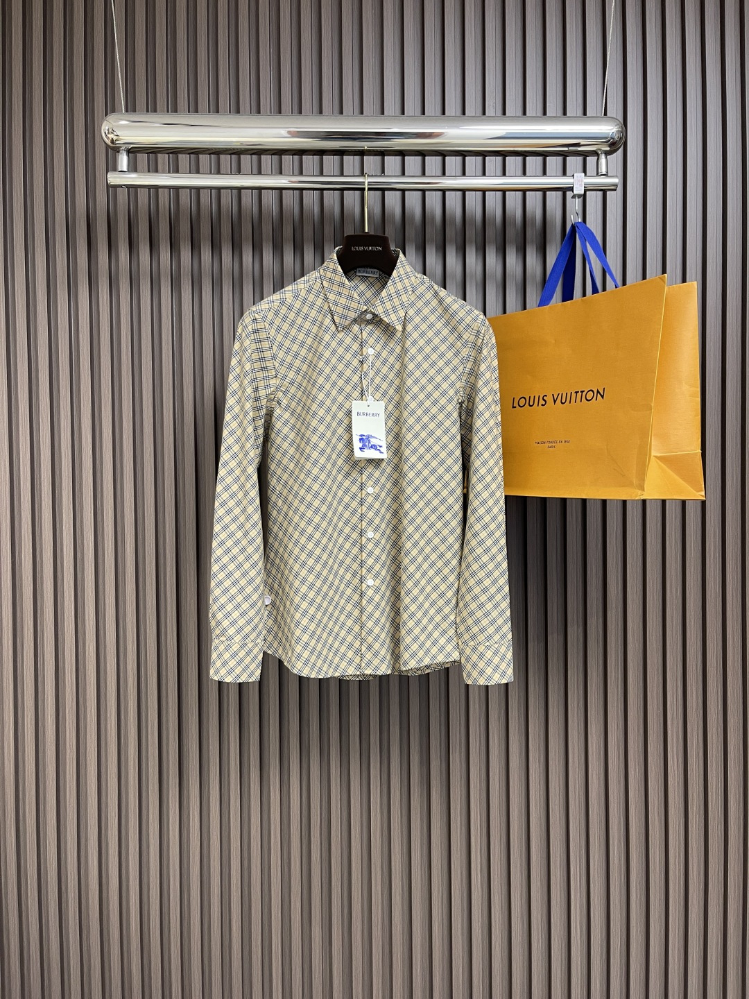 NO:121593,Burberry 2025ss new small plaid parallel long-sleeved shirt, the fabric is made of nylon fixed plaid pattern to ensure the wear resistance and wrinkle resistance of the body. The whole body is cut according to the access control alignment textbook, infrared laser positioning paper pattern, complete three standards, assembly line factory ready-made garments, neat wiring. Size S-XXL S S S S width 46 bust 102 Clothes 76 Sleeves 64 M S S S width 47 bust 106 Clothes 77 Sleeves 65 L S length 48 Clothes 110 Clothes 78 Clothes 66 XL S length 49 Clothes 114 Clothes 79 Clothes 67 XXL S shoulder width 50 Clothes 118 Clothes 80 Clothes 68 Clothes 68 Clothes 110 Clothes 78 Clothes 66 Clothes 114 Clothes 79 Clothes 67 Clothes 50 Clothes 118 Clothes 80 Clothes 68 Clothes 68 Clothes 110 Clothes 78 Clothes 66 Clothes 19 Clothes 100 Clothes 108 Clothes 80 Clothes 68 Clothes 68 Clothes 110 Clothes 78 Clothes 66 Clothes 49 Clothes 114 Clothes 79 Clothes 67 Clothes 67 Clothes 50 Clothes 118 Clothes 80 Clothes 68 Clothes 68 Clothes 110 Clothes19860909Burberry 2025ss新款小格子对位长袖衬衫,面料采用锦纶定织格纹图案,确保衣身的耐磨性和抗皱性.全身根据门禁对位教材,红外线激光定位纸样切割 三标齐全,流水线大厂成衣,走线工整.尺码S-XXL S码肩宽46胸围102 衣长76 袖长64 M码肩宽47胸围106 衣长77 袖长65 L码肩宽48 胸围110 衣长78 袖长66 XL码肩宽49胸围114 衣长79 袖长67 XXL码肩宽50 胸围118 衣长80 袖长68,,burberry,shirts,alexander wang,Men's clothing