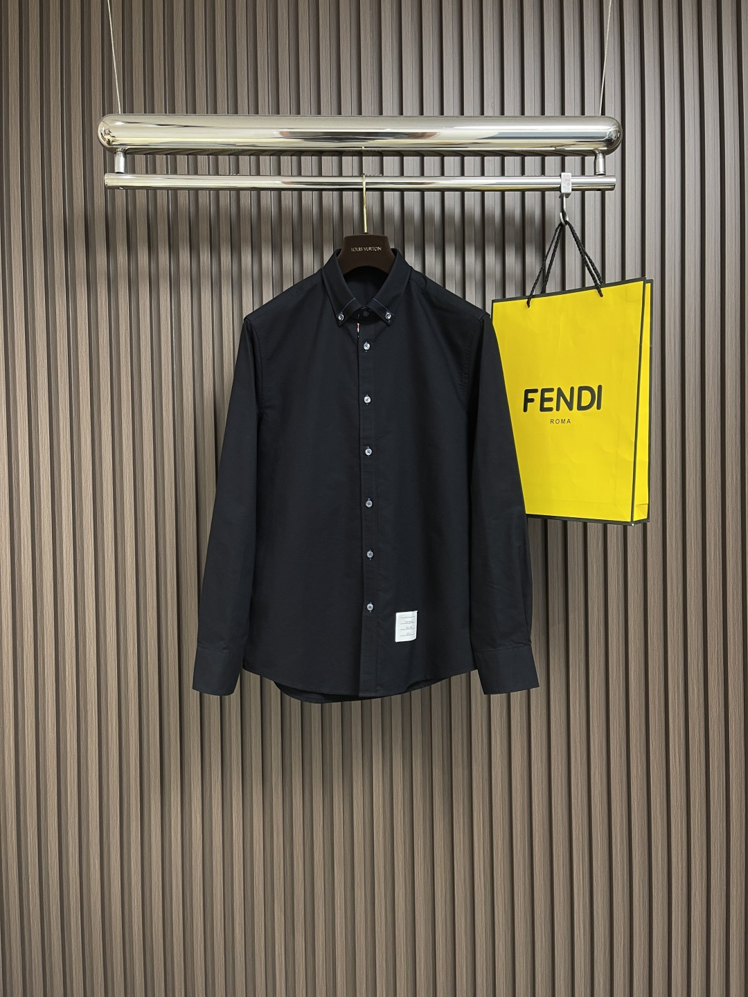 NO:121587,TB 2025SS summer new shirt Oxford spinning cloak webbing shirt, the fabric is made of customized Oxford spinning fabric, the composition cotton, neat thread, fine needle spacing, quality control guarantee, the buttons are transparent glass buttons, the fabric is breathable and comfortable. Size S-XXL S S shoulder width 46 bust 102 Clothes 76 Sleeve length 64 M Sleeve width 47 bust 106 Clothes 77 Sleeve length 65 L Sleeve width 48 Clothes 110 Clothes 78 Sleeve length 66 XL Sleeve width 49 bust 114 Clothes 79 Sleeve length 67 XXL Sleeve width 50 Bust 118 Clothes 80 Sleeve length 68,,shirts,alexander wang19860909TB 2025SS夏季新款衬衫牛津纺门襟织带衬衣,面料采用定制牛津纺面料 成分棉 走线整齐 针距细密 品控保证 扣子采用透明琉璃扣 面料透气舒适.尺码S-XXL S码肩宽46胸围102 衣长76 袖长64 M码肩宽47胸围106 衣长77 袖长65 L码肩宽48 胸围110 衣长78 袖长66 XL码肩宽49胸围114 衣长79 袖长67 XXL码肩宽50 胸围118 衣长80 袖长68,,shirts,alexander wang,Men's clothing