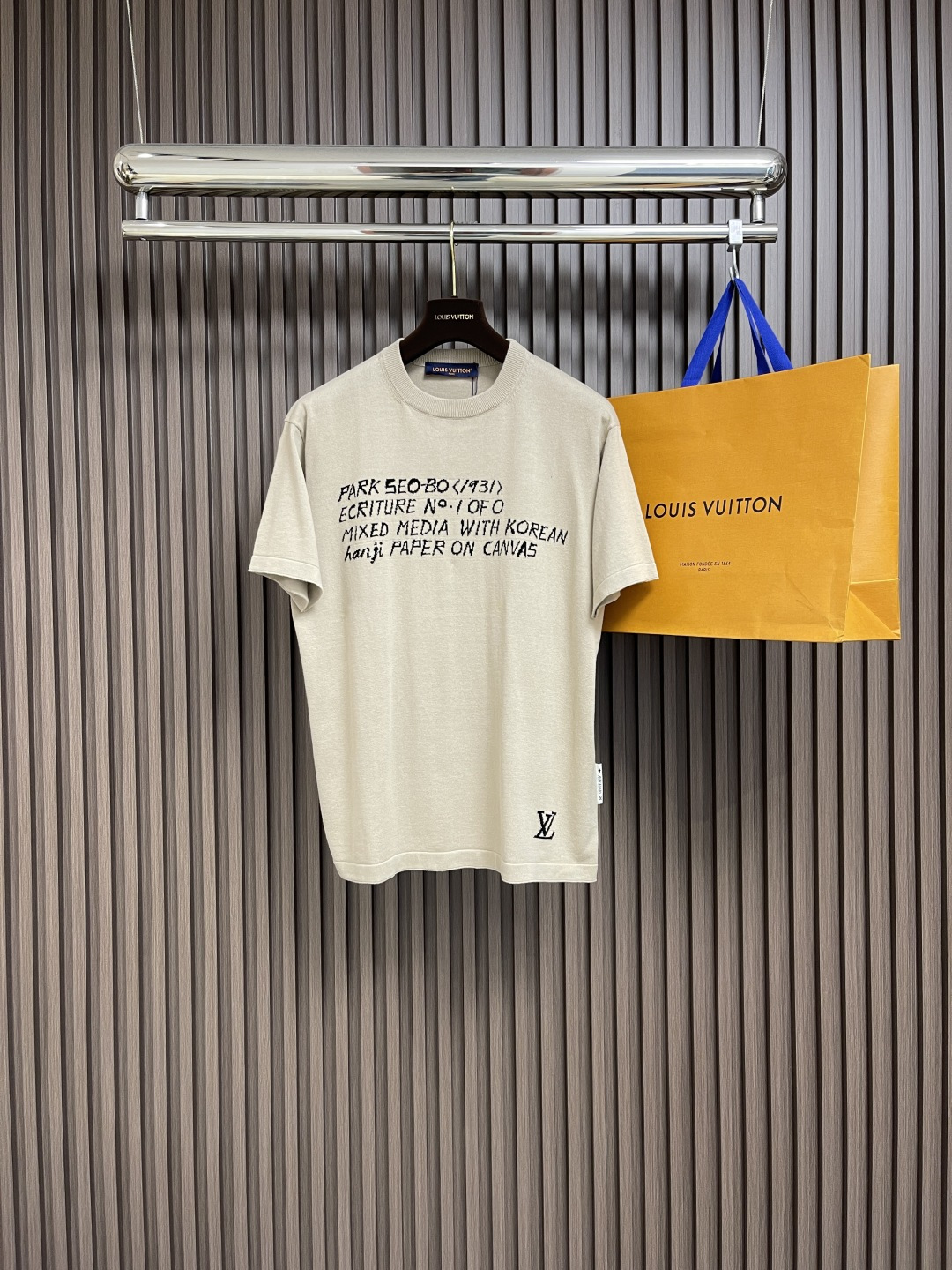 NO:121581,LV knitted letter signature short-sleeved T-shirt pays tribute to the artist. The inspiration for intarsia writing is written on the chest. The inspiration for intarsia is from his art works, and the bottom hem is signed with LV. The overall line is straight and delicate, the fabric is comfortable and soft, the color is consistent and there is no color difference, which can be matched with the same style to create a fashionable look, and it can be customized for various occasions, customize auxiliary materials, complete three standards, the same style for men and women!  Size S-XL, louis vuitton, T-shirt,tees, t-shirt,alexander wang19860909LV 针织字母签名短袖T恤,向艺术家致敬,胸口上写着intarsia书写灵感来自于他的艺术作品的博物馆标签,而底部下摆有lv签名.整体走线平直细腻 面料舒适柔软 颜色一致无色差能与同款搭配营造时尚造型,驾驭各种场合,定制辅料,三标齐全,男女同款！尺码S-XL,,louis vuitton,T-shirt,tees，t-shirt,alexander wang,Men's clothing