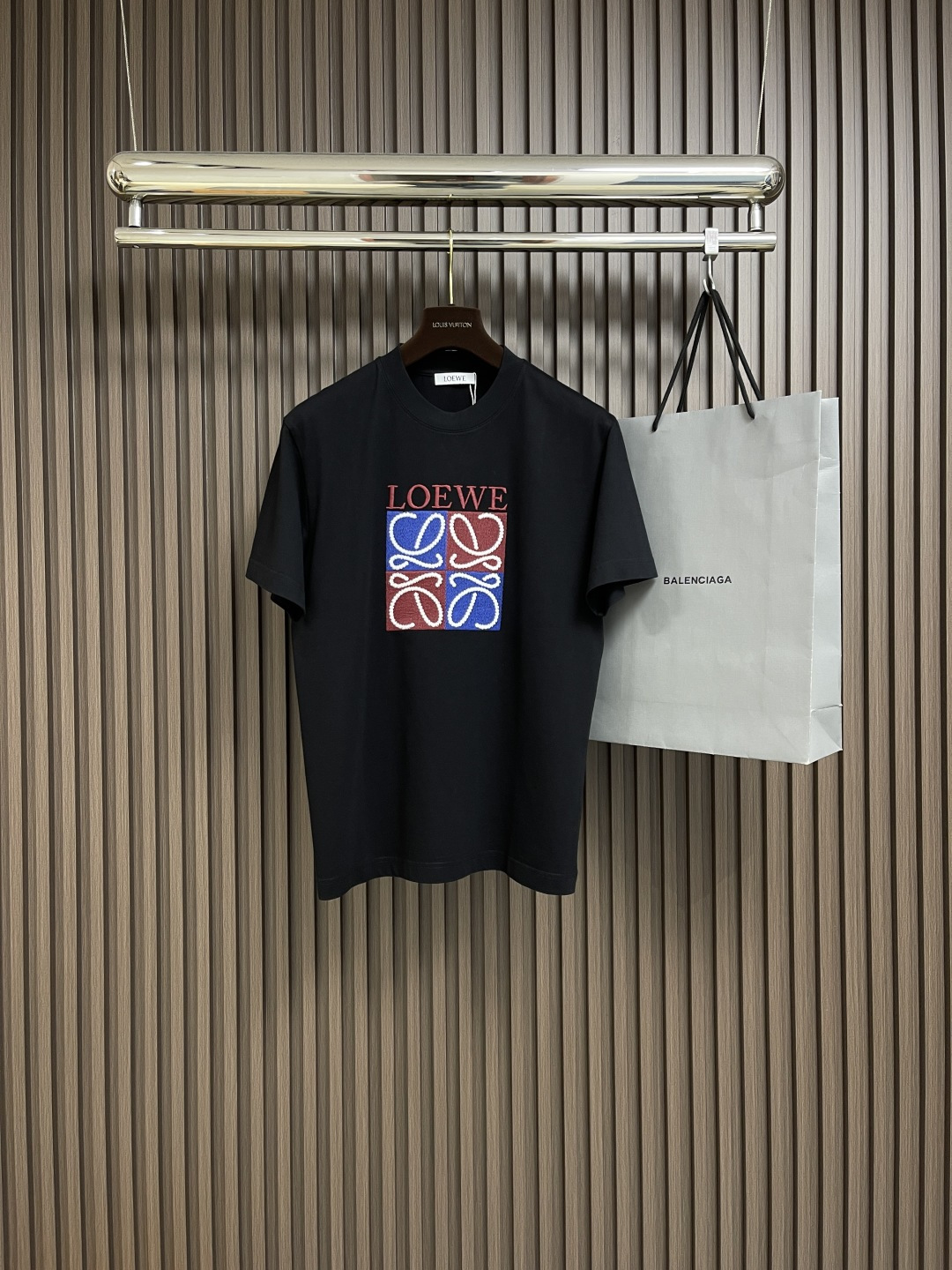 NO:121573,loewe embroidered short-sleeved T-shirt, which uses all cotton fabric. The embroidery part uses the Baibailingdawan needle embroidery machine. The needle mixing process is used. The needle is dense, the pattern is clear and the line feel is strong and three-dimensional. The overall thread is straight and delicate. The fabric is comfortable and soft, and the color is consistent and there is no color difference. It can be matched with the same style to create a fashionable look. It can be customized for various occasions, customized auxiliary materials, complete three standards, and the same style for men and women!  Size M-3XL, loewe, T-shirt,tees, t-shirt,alexander wang19860909loewe 刺绣短袖T恤,采用全棉面料,刺绣部分采用白百灵达万针刺绣机器作业,运用掺针刺绣工艺,针法绵密,图案清晰且线条感和立体感强,整体走线平直细腻 面料舒适柔软 颜色一致无色差 能与同款搭配营造时尚造型,驾驭各种场合,定制辅料,三标齐全,男女同款！尺码M-3XL,,loewe,T-shirt,tees，t-shirt,alexander wang,Men's clothing