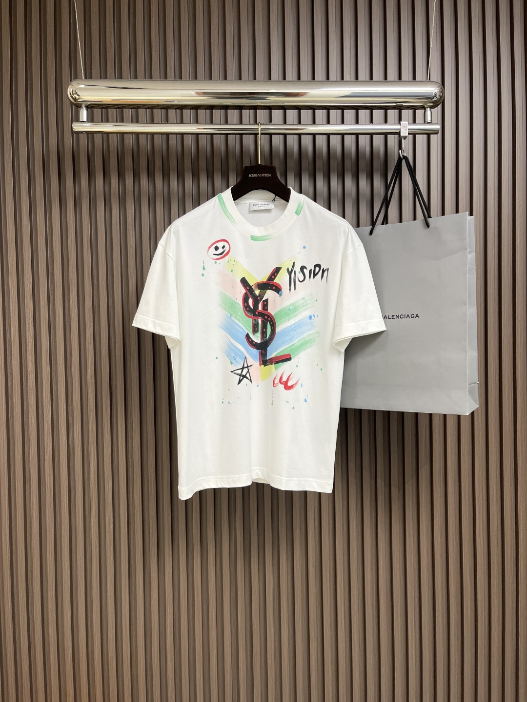 NO:121570,YSL 2025SS spring and summer new style, round neck graffiti printed short-sleeved T-shirt for men and women, a hit classic logo letter T-shirt that never goes out of date, full of summer freshness!  Super classic and super durable, double mercerized pure cotton material is simple, high-end and pleasing!  Loose style, iconic graffiti print on the chest, simple color and weight on the upper body, exclusive simple classic and fashionable style of fashion. The same style for men and women. Size M-3XL, saint laurent, T-shirt, tees, t-shirt, alexander wang19860909YSL 2025SS春夏新款 男女同款圆领涂鸦印花短袖T恤,爆款永不过时的经典logo字母t恤 足足的夏日清新感满满！超经典超耐看,双丝光纯棉材质简单高级还耐看！版型宽松 胸口标志性涂鸦印花 上身颜色简约有份量,时尚宠儿的专属简约经典时髦.男女同款.尺码M-3XL,,saint laurent,T-shirt,tees，t-shirt,alexander wang,Men's clothing