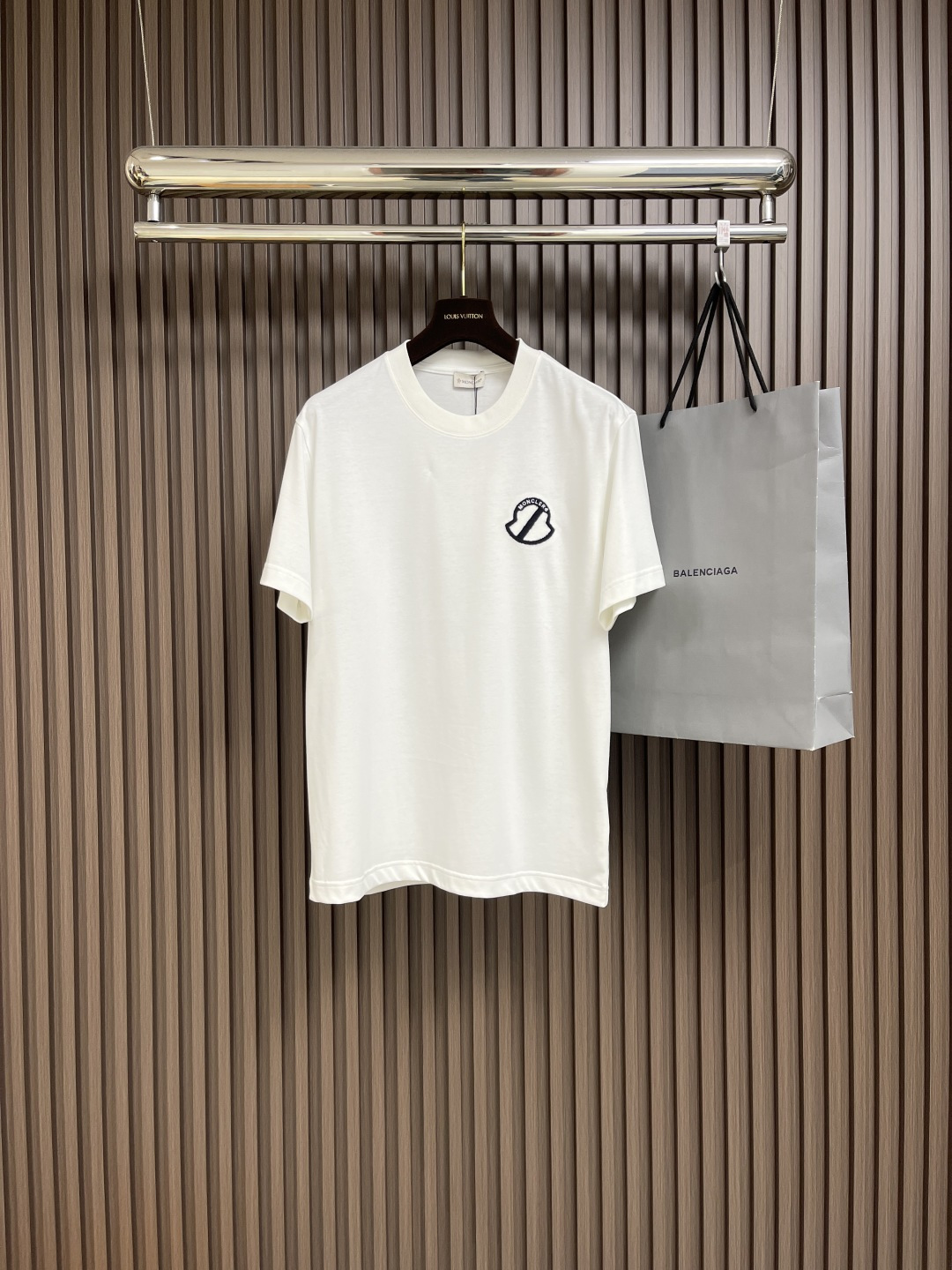 NO:121567,moncler 2025SS early spring new logo short-sleeved T-shirt, customized cloud velvet cotton plain paper, soft and delicate, comfortable skin, the iconic moncler logo embellishes on the chest, like the soul mark of the artist, full of recognition, the low-key contains endless stories and styles, no need to say much, the end of the outfit is minimalist, the computer drawing sewing machine process input required patterns through computer software, a high-precision positioning system ensures the accurate position of the pattern on the fabric, has automatic sewing function, can automatically complete the sewing process, the fabric is washed, the texture is better, not easy to deform, not easy to shrink, not easy to fade, and maintains long-term beauty. Size XS-L,,christian louboutin, T-shirt,tees,t-shirt,alexander wang19860909moncler 2025SS早春新款logo仔章短袖T恤,定制云舒绒棉平纹 柔软细腻 舒适贴肤 标志性moncler标识点缀于胸前 仿佛艺术家的灵魂印记 辨识度拉满 低调中蕴含着无尽的故事与格调 无需多言 穿搭的尽头是极简 电脑画样缝纫机工艺 通过电脑软件输入所需的图案 高精度的定位系统 确保图案在布料上的准确位置 具备自动缝纫功能 能够自动完成缝纫过程 面料都经过浇洗 手感质感更佳 不易变形 不易缩水 不易褪色 保持长久的美观.尺码XS-L,,christian louboutin,T-shirt,tees，t-shirt,alexander wang,Men's clothing