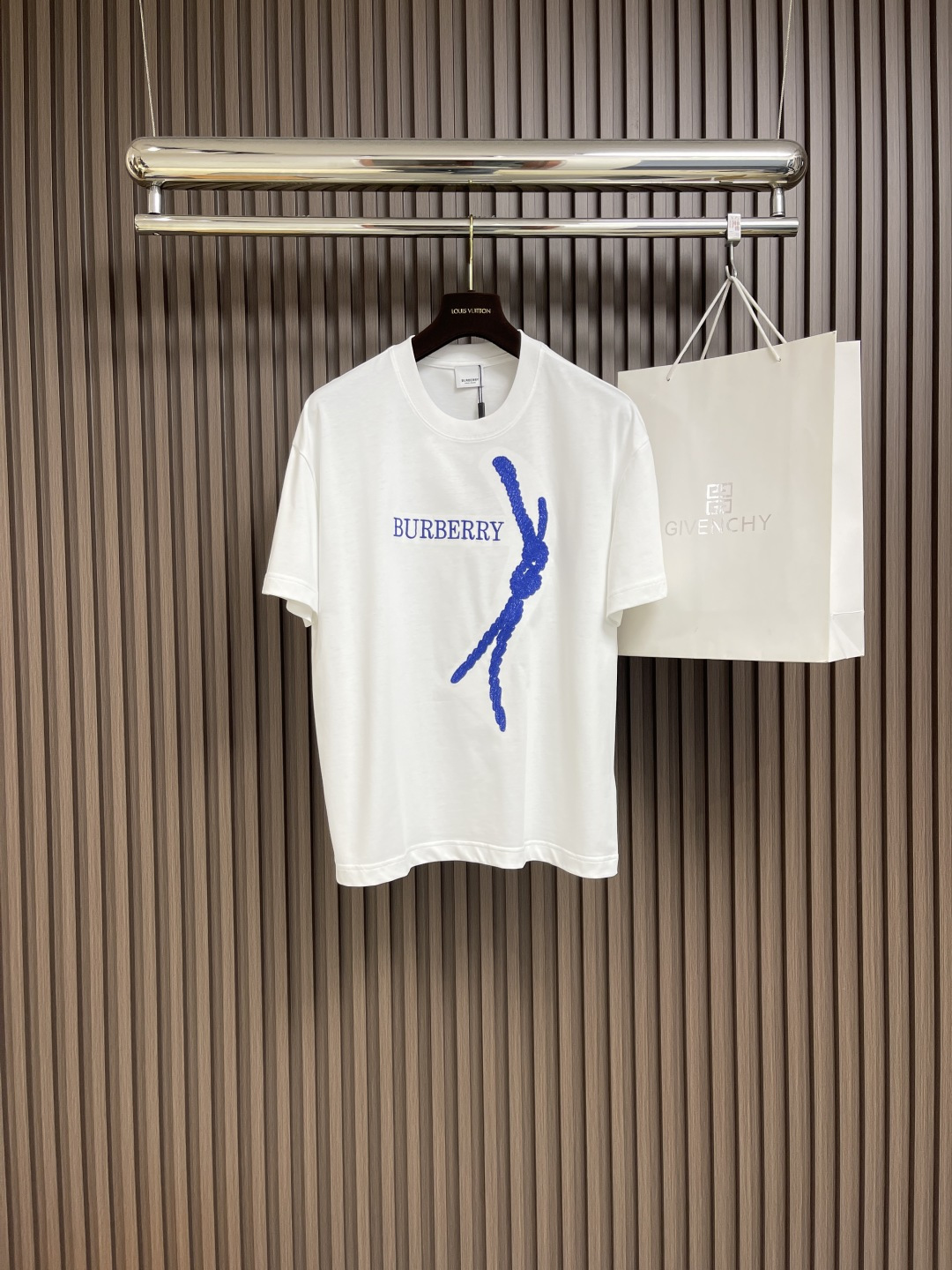 NO:121591,Burberry letter logo embroidery cotton T-shirt, made of plain cotton fabric. It is refined in an Italian workshop and presents a regular layout. Decorative brand logo logo and knot pattern embroidery, size M-3XL, burberry, tees, t-shirt, alexander wang19860909burberry 字母logo刺绣图案棉质t恤,选用平织棉面料打造.于意大利工坊精制而成,呈现常规版型.装饰品牌logo徽标和绳结图案刺绣,尺码M-3XL,,burberry,tees，t-shirt,alexander wang,Men's clothing