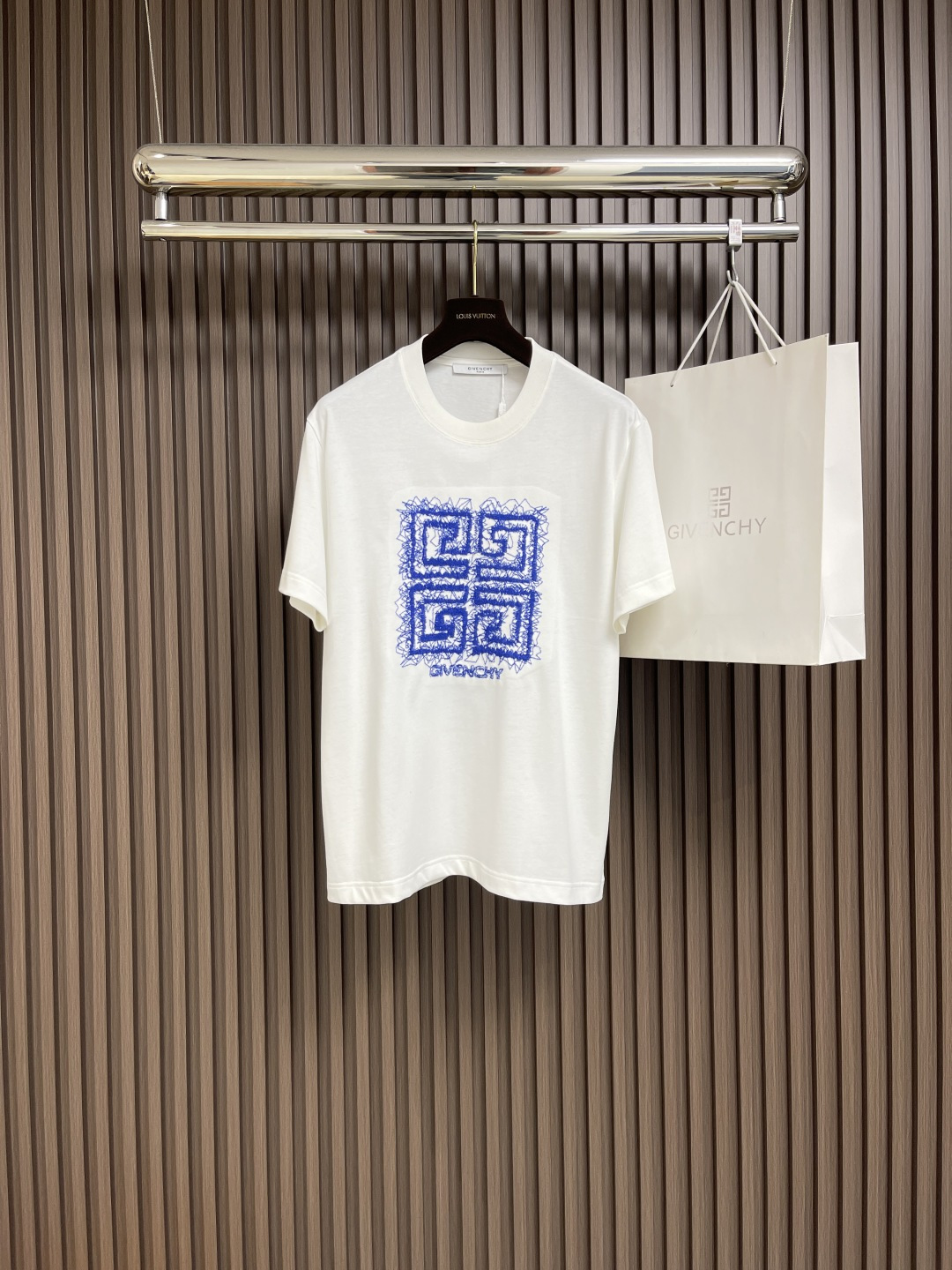 NO:121588,Givenchy  Logo embroidered short-sleeved T-shirts have become a must-have item in summer wardrobe with their simple yet stylish design. Short-sleeved sleeves are clean and neat, and are very easy to match with various bottoms, both or both, and can be easily controlled, showing different styles and charms. Embroidery is the highlight of the whole piece. The exquisite embroidery craftsmanship is full of three-dimensionality, delicate touch, and shows the sense of quality. The style is simple and elegant, which not only retains the basic fashion elements, but also adds a bit of personalized atmosphere. The short-sleeved style design is very ergonomic, and it is comfortable to wear.  There is no tightness. At the same time, the short sleeves are just right in length, which can reveal the slender arm lines without being too exposed. Whether it is for daily travel, casual gathering, or simple home wear, this short sleeves can become your ideal choice. With its simple and fashionable design and comfortable and comfortable wearing experience, you can keep you refreshing and comfortable in the hot summer. Size XS-L, given, T-shirt, tees, t-shirt, alexander  wang19860909Givenchy logo刺绣短袖T恤,以其简约而不失格调的设计,成为夏日衣橱中的必备单品.短袖干净利落,极易搭配各种下装,无论是、还是,都能轻松驾驭,展现出不同的风格魅力.刺绣是整件的亮点所在,精致的刺绣工艺立体感十足,触感细腻,彰显品质感.样式简约大方,既保留了基础的时尚元素,又增添了几分个性化的气息.短袖的版型设计非常贴合人体工学,穿着舒适自如,不会有紧绷感.同时,短袖的长度恰到好处,既能露出纤细的手臂线条,又不会显得过于暴露.无论是日常出行、休闲聚会,还是简单的居家穿着,这款短袖都能成为你的理想选择.它以其简约时尚的设计和舒适自在的穿着体验,让你在炎炎夏日中也能保持一份清爽与自在.尺码XS-L,,givenchy,T-shirt,tees，t-shirt,alexander wang,Men's clothing