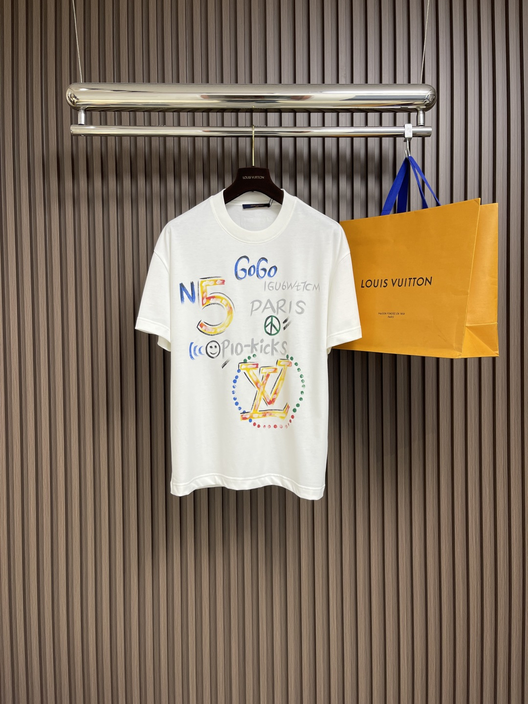 NO:121583,LV 2025ss early spring new graffiti short-sleeved T-shirt, customized 260g cotton double yarn tight and smooth fabric, clean cloth surface, clear cloth pattern, very delicate and solid feel, more strong, tight and wear-resistant, three-dimensional positioning and tailoring of the dress. Size M-3XL,,louis vuitton, T-shirt,tees, t-shirt,alexander wang19860909LV 2025ss早春新款涂鸦短袖t恤,定制260g全棉双纱紧密爽滑面料,布面干净,布纹清晰,手感非常细腻扎实,更加力挺 紧实耐磨,整衣立体定位剪裁.尺码M-3XL,,louis vuitton,T-shirt,tees，t-shirt,alexander wang,Men's clothing