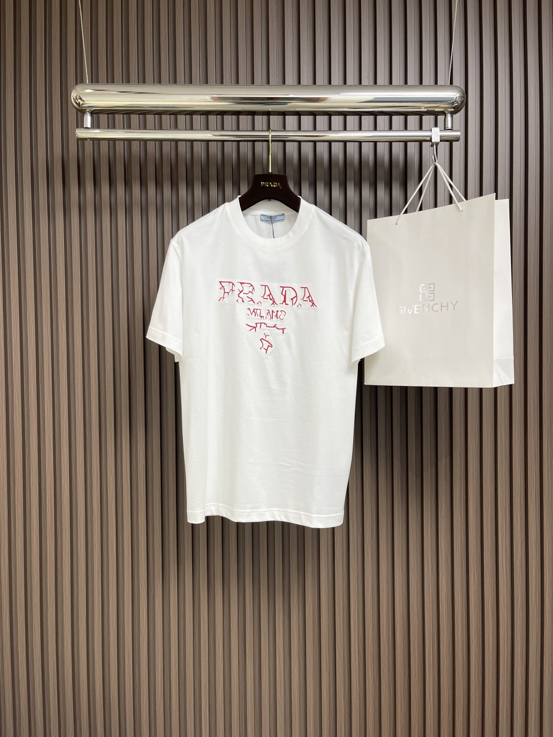 NO:121574,Prada 2025ss early spring new logo embroidered short-sleeved T-shirt, customized high-string plain cotton fabric, extremely soft and comfortable, high-end and atmospheric, chest embroidered logo, simple and versatile style, simple and easy to match, full of favorability and favorability. os loose style, same style for men and women, three-color recommendation. Size M-3XL,,prada, T-shirt,tees, t-shirt,alexander wang19860909Prada 2025ss早春新品标识刺绣短袖t恤,定制高支平纹精棉面料 极致柔软舒适 高端大气,胸前田岛机刺绣标识 简约百搭款式 简约易搭配 上身亲和力和好感度满分.os宽松版型 男女同款 三色推荐.尺码M-3XL,,prada,T-shirt,tees，t-shirt,alexander wang,Men's clothing