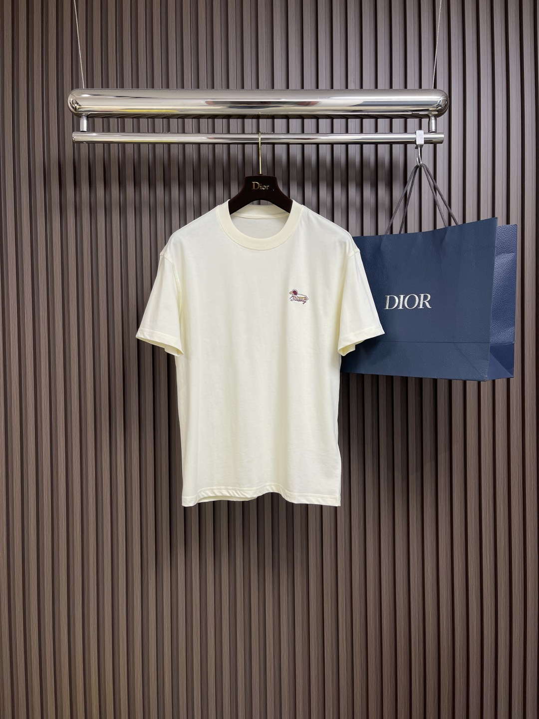 NO:123445,Burberry duck embroidered round neck short-sleeved T-shirt, flat-woven high-quality cotton, water bird logo embroidery, conventional style, conventional style, contrasting color bundle design, full set of auxiliary materials, flat-woven pure cotton high-quality cotton fabric, 15s flat-woven high-quality cotton, 230g; matched with 32s double yarn thread, 300g. The fabric is made of plain weave structure, with excellent quality pure cotton fabric. The characteristics of this fabric include vertical intersection of warp and weft yarns, clear texture on the fabric, soft texture, comfortable wearing, good moisture absorption, strong breathability, not easy to deform, wash and wear, etc. Size M-3XL,, burberry, T-shirt,tees, t-shirt, alexander wang19860909Burberry 鸭子绣花圆领短袖T恤,平织优质棉、水鸟徽标刺绣、常规版型、常规版型、撞色捆条设计、全套辅料配备,平织纯棉优质棉面料,采用15s平织优质棉,230g；搭配32s双纱拉架螺纹,300g.面料采用平纹组织方式织造的品质优良的纯棉面料.这种面料的特点包括经纬纱线垂直相交,布面经纬纱线纹理清晰,手感柔软,穿着舒适,吸湿性好,透气性强,不易变形,耐洗耐穿等.尺码M-3XL,,burberry,T-shirt,tees，t-shirt,alexander wang,Men's clothing