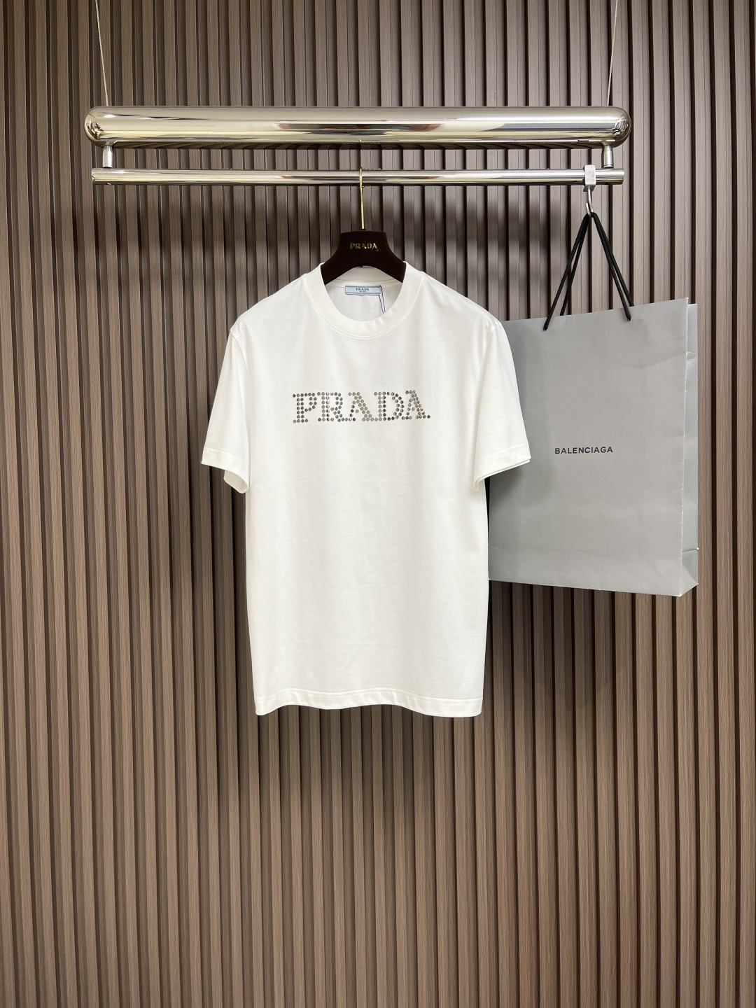 NO:121577,Prada 2025SS Sequin embroidery logo basic round neck T-shirt, carrying a simple and gorgeous style, expressing the brand's reinterpretation of basic items and giving novel attitudes and pursuits. Short tailoring and square style reconcept traditional design. Sequin embroidery engraving micro marks decorate it, adding precious style. The iconic Prada letter logo on the front chest is both simple and fashionable and full of high-end. As a brand that pursues the sense of design and cutting craftsmanship, the materials will never disappoint!  It uses imported high-end 100% imported 32 double yarn pure cotton fabric. The cotton is full and elastic!  The texture is quite touching. You can tell the specifications, grades, and breathable effects. The level of the specifications, grades, and breathable effects are the best-selling all versions in the industry!  It's the classic style that you can wear every day without having to match it deliberately, and it feels cool, handsome, but cold and elegant as soon as you are on the top. In short, such a classic style is a must-have for spring and summer. Size M-3XL, prada, tees, t-shirt, alexander wang19860909Prada 2025SS 亮片刺绣logo基础款圆领T恤,承载简约的华美格调,表达品牌重释基础单品并赋予新颖的态度与追求.短款剪裁与方正版型重新构思传统设计.亮片刺绣刻字微标装点其上,平添珍贵格调.正面胸前标志性Prada字母logo 既简约时尚又有满满的高级感作为一个追求设计感和裁剪工艺的品牌,用料永远不会让人失望！采用进口高级百分百进口 32 支双纱纯棉的面料 棉质饱满,附有弹力！质感相当感人 触手便知规格档次细腻程度与透气效果堪称顶级秒杀业内一切版本的存在！就是那总不用刻意搭配,每天都能穿的经典款式,而且一上身就酷酷帅帅但是又冷漠无情还优雅的那种感觉.总之这么经典的款,春夏必备款 尺码M-3XL,,prada,tees，t-shirt,alexander wang,Men's clothing