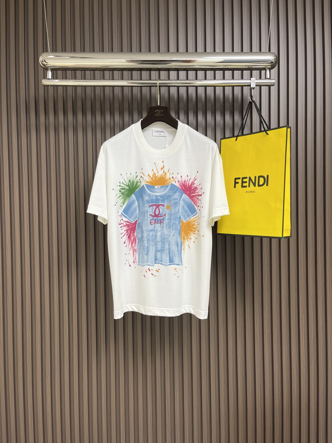 NO:121582,Chanel 2025SS Spring and Summer New Graffiti Jacquard Round Neck Short Sleeve T-shirt Hand-painted Oil Painted Logo Hand-painted Graffiti Colors Excellent Top Body Effects Used 230g Pure Cotton Fabric Same Model for Men and Women Size M-3XL, Chanel, T-shirt,tees, t-shirt,alexander wang19860909Chanel 2025SS春夏新款涂鸦提花圆领短袖T恤手绘油画LOGO 手绘涂鸦颜色鲜艳 上身效果超赞 采用230克纯棉面料 男女同款 尺码M-3XL,,chanel,T-shirt,tees，t-shirt,alexander wang,Men's clothing