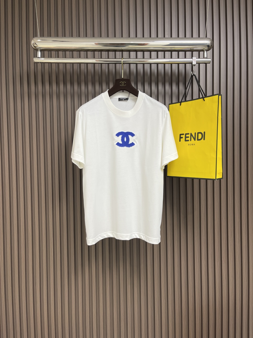 NO:121579,CHANEL 2025SS early spring new minimalist letter flocking short-sleeved T-shirt, 32 double single items. The fabric is about 240 grams after washing water, and the feel is super good, the same style as men and women. Size XS-L, chanel, T-shirt, tees, t-shirt, alexander wang19860909CHANEL 2025SS早春新款极简字母植绒短袖T恤,32支双单品.股面料克重洗水后240克左右,手感超好,男女同款.尺码XS-L,,chanel,T-shirt,tees，t-shirt,alexander wang,Men's clothing