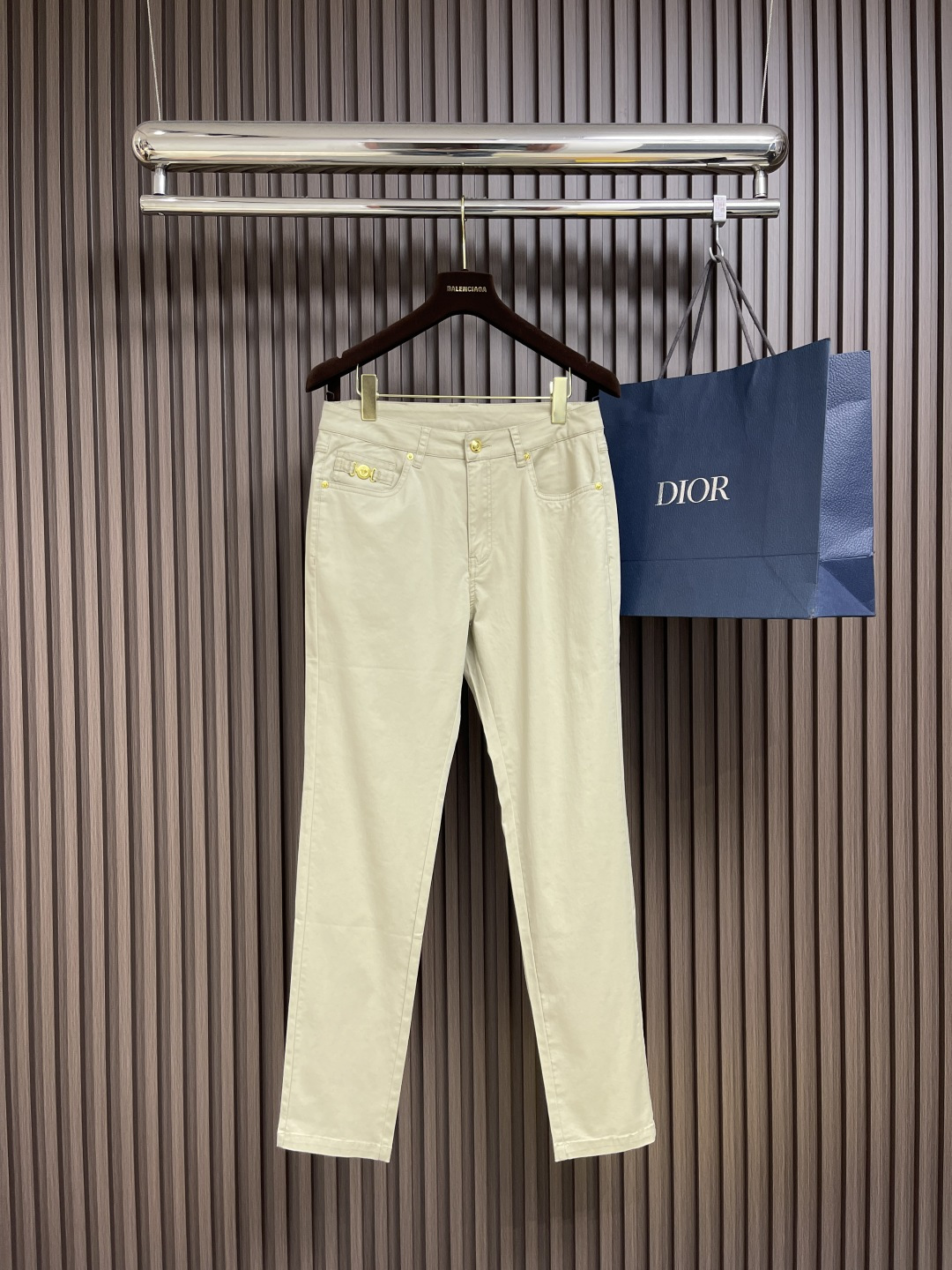 NO:121602,Versace Medusa series new casual pants, using customer-supplied elastic fabric, customized Medusa hardware accessories, exquisite logo leather label on the back waist, super high-end, such a rich casual pants, absolutely fashionable, casual and versatile. Size 30-38, 35, no 37, versace, alexander wang19860909Versace 美杜莎系列新款休闲裤,采用客供水洗弹力面料,美杜莎五金辅料订制,背腰精致logo皮标 超显档次,这么一款丰富内练休闲裤,绝对时尚休闲百搭.尺码30-38 有35 无37,,versace,alexander wang,Men's clothing