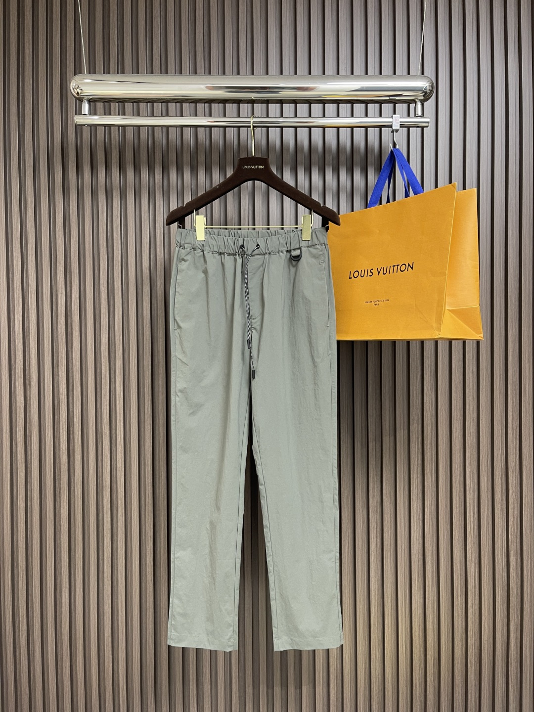 NO:121600,Moncler 2025FW early spring new casual pants, invincible fabrics, impeccable versatile slings, beautiful outdoor sports. The soul-style logo is simple and casual, the accessories are top-notch, good details, beautiful texture, very stylish, and real weight. Size M-3XL, christian louboutin, alexander wang19860909Moncler 2025FW早春新品休闲裤,面料无敌,型款设计都无可挑剔的百搭款卫裤,户外运动都美.灵魂式的logo仔章简约休闲, 辅料都是顶配 细节好,质感美,十分有格调 实实在在的份量.尺码M-3XL,,christian louboutin,alexander wang,Men's clothing