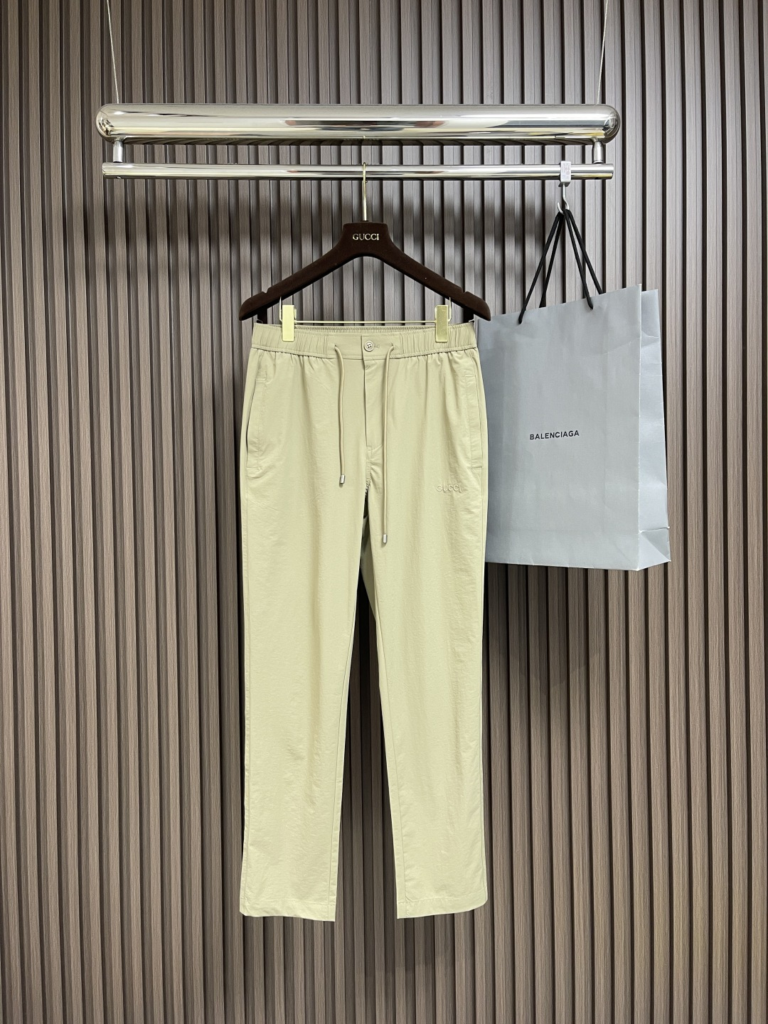 NO:121595,GUCCI 2025ss early spring new casual pants, the collection logo details will be redesigned every season through a new style. On this jogging pants, the letter logo pattern is presented again on the customer-supplied fabric, cleverly blending into the elastic waist design!  Size M-3XL, gucci,alexander wang19860909GUCCI 2025ss早春新款休闲裤,典藏标识细节每一季都会通过全新款型焕新演绎.在这款慢跑长裤上,字母logo图案于客供面料之上再次呈现,巧妙融入松紧腰头设计！尺码M-3XL,,gucci,alexander wang,Men's clothing