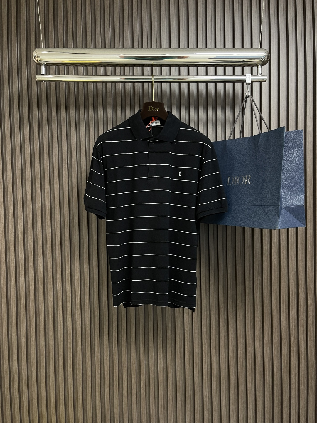 NO:121578,saintlaurent YSL logo embroidery striped polo shirt, custom-made original elegant striped bead floor cotton, breathable and dry, comfortable skin, interwoven stripes interpret the legend of fashion in black and white, stripes jump in the clothes, showing a unique visual beauty, the ysl logo embroidery logo on the chest is vividly displayed on the clothes, low-key but eye-catching, showing unique identity and charm, fashionable items that show personality and charm, use imported machine embroidery technology to use advanced computer control systems and precision mechanical components to realize ysl logo embroidery operation, high precision, smooth and delicate lines, fabrics are washed, better texture, not easy to deform, not easy to shrink, not easy to fade, maintain long-term beauty. Size S-XL,,saint laurent,saint laurent,alexander wang19860909saintlaurent YSL 标识刺绣条纹polo衫,定制原版雅致条纹珠地棉 透气干爽 舒适贴肤 条纹交织以黑白演绎时尚传奇 条纹元素在衣间跳跃 展现出独特的视觉美感 胸前ysl标识刺绣标志跃然衣上 低调却醒目彰显独特身份与魅力 展现个性与魅力的时尚单品,采用进口机刺绣工艺使用先进的计算机控制系统和精密的机械部件 实现ysl 标识刺绣作业 精度高 线条流畅而细腻,面料都经过浇洗 手感质感更佳 不易变形 不易缩水 不易褪色 保持长久的美观.尺码S-XL,,saint laurent,saint laurent,alexander wang,Men's clothing