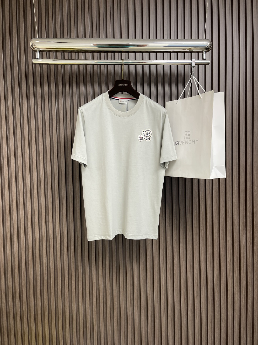 NO:121569,moncler 2025SS early spring new logo short-sleeved T-shirt, customized cloud velvet cotton plain paper, soft and delicate, comfortable skin, the iconic moncler logo embellishes on the chest, like the soul mark of the artist, full of recognition, low-key contains endless stories and styles, no need to say much, the end of the outfit is minimalist, computer drawing sewing machine technology input required patterns through computer software, high-precision positioning system, ensure the accurate positioning of the pattern on the fabric, automatic sewing function, can automatically complete the sewing process, the fabric is washed, the texture is better, not easy to deform, not easy to shrink, not easy to fade, maintain long-term beauty. Size S-XL S bust 102cm shoulder width 44cm long, 69cm M bust 106cm shoulder width 45cm long, 70cm long  L size bust 110cm shoulder width 46cm clothing length 71cm XL size bust 114cm shoulder width 47cm clothing length 72cm, christian louboutin,T-shirt,tees,t-shirt,alexander wang19860909moncler 2025SS早春新款logo仔章短袖T恤,定制云舒绒棉平纹 柔软细腻 舒适贴肤 标志性moncler标识点缀于胸前 仿佛艺术家的灵魂印记 辨识度拉满 低调中蕴含着无尽的故事与格调 无需多言 穿搭的尽头是极简 电脑画样缝纫机工艺 通过电脑软件输入所需的图案 高精度的定位系统 确保图案在布料上的准确位置 具备自动缝纫功能 能够自动完成缝纫过程 面料都经过浇洗 手感质感更佳 不易变形 不易缩水 不易褪色 保持长久的美观.尺码S-XL S码胸围102cm 肩宽44cm 衣长69cm M码胸围106cm 肩宽45cm 衣长70cm L码胸围110cm 肩宽46cm 衣长71cm XL码胸围114cm 肩宽47cm 衣长72cm,,christian louboutin,T-shirt,tees，t-shirt,alexander wang,Men's clothing